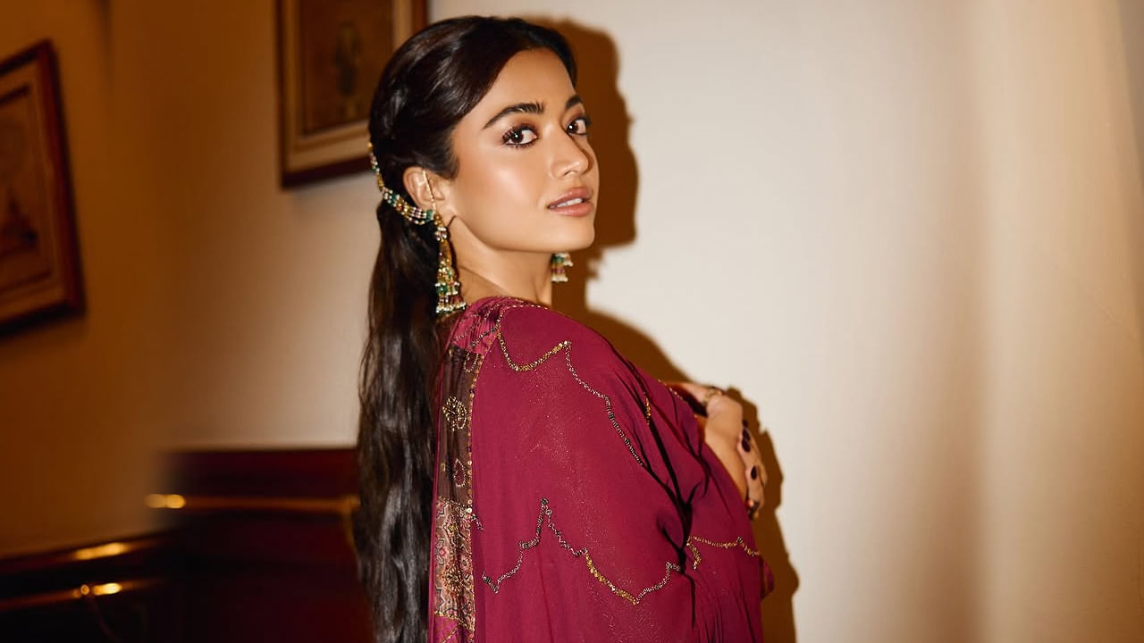 అందాల ముద్దుగుమ్మ, నేషనల్ క్రష్ రష్మిక గురించి ఎంత చెప్పినా తక్కువే. అందం, అభినయం ఈ బ్యూటీ సొంతం. ఛలో సినిమాతో తెలుగు చిన్న పరిశ్రమలోకి అడుగు పెట్టిన ఈ కన్నడ బ్యూటీ తన అంద చందాలతో అందరి మనసు దోచేసుకుంది.