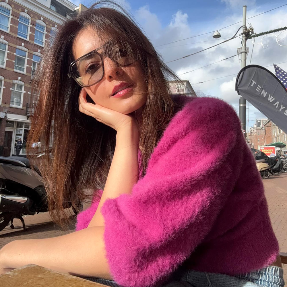 టాలీవుడ్ క్రేజీ బ్యూటీ రాశి ఖన్నా.. ఊహలు గుసగుసలాడే సినిమాతో టాలీవుడ్ లోకి ఎంట్రీ ఇచ్చింది ఈ బబ్లీ బ్యూటీ. రాశీ ఖన్నా తెలుగులో వరుసగా సినిమాలు చేసింది. యంగ్ హీరోలకు జోడీగా నటిస్తూ దూసుకుపోయింది ఈ అమ్మడు. అలాగే తమిళ్ లోనూ ఛాన్స్ లు అందుకుంది. తెలుగులో స్టార్ హీరో ఎన్టీఆర్ నటించిన జై లవ కుశ సినిమాలోనూ నటించింది. 