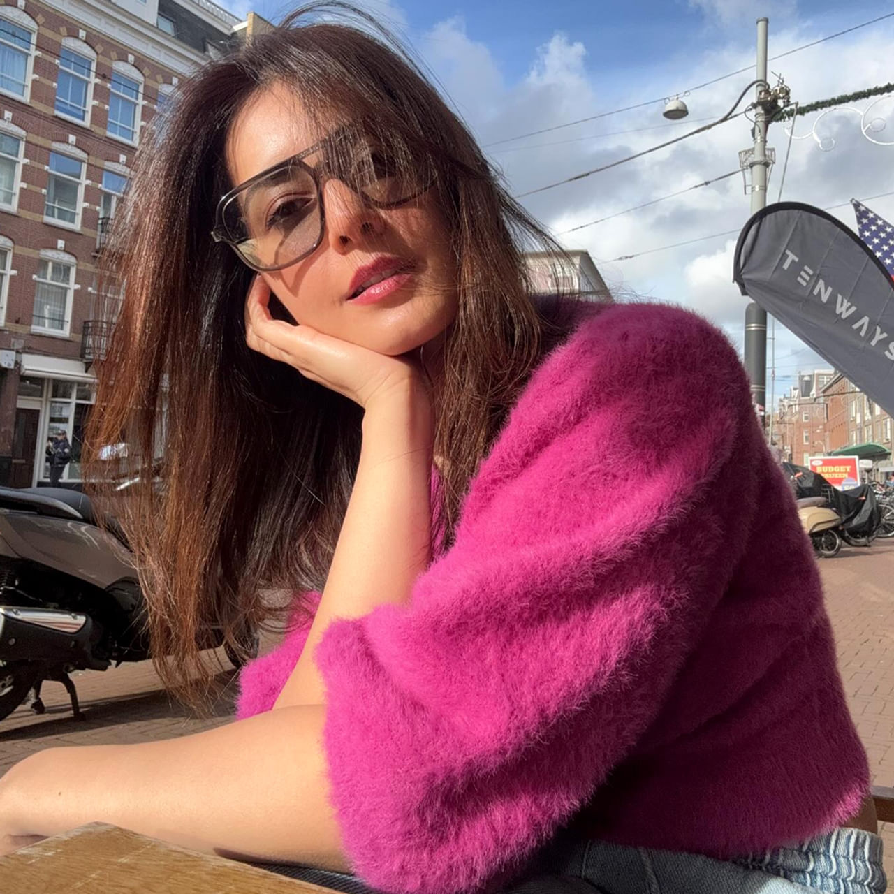 టాలీవుడ్ క్రేజీ బ్యూటీ రాశి ఖన్నా.. ఊహలు గుసగుసలాడే సినిమాతో టాలీవుడ్ లోకి ఎంట్రీ ఇచ్చింది ఈ బబ్లీ బ్యూటీ. రాశీ ఖన్నా తెలుగులో వరుసగా సినిమాలు చేసింది. యంగ్ హీరోలకు జోడీగా నటిస్తూ దూసుకుపోయింది ఈ అమ్మడు. అలాగే తమిళ్ లోనూ ఛాన్స్ లు అందుకుంది. తెలుగులో స్టార్ హీరో ఎన్టీఆర్ నటించిన జై లవ కుశ సినిమాలోనూ నటించింది. 