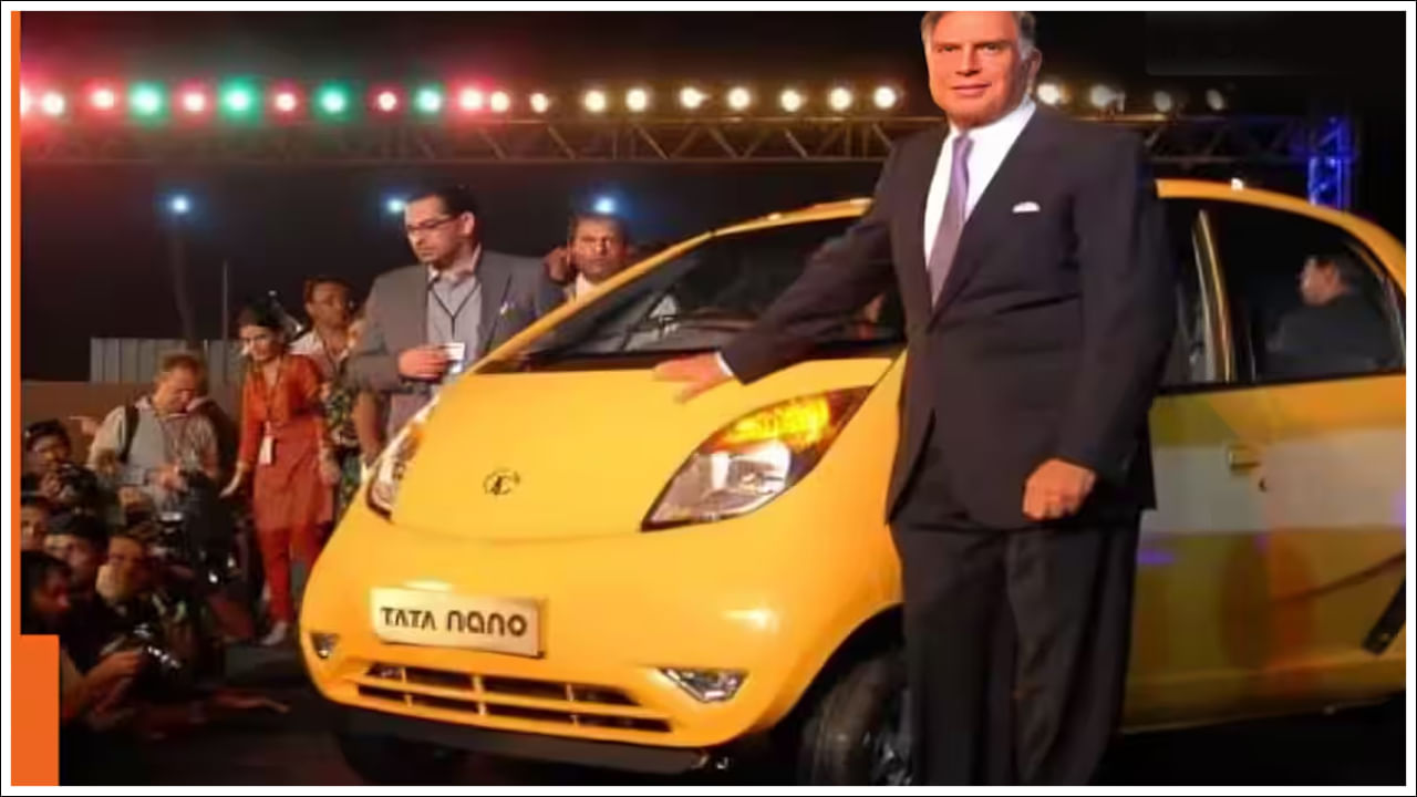 మొట్టమొదటి కారు ఎవరికి: రతన్ టాటా కూడా నానో కారుతో చాలా భావోద్వేగపరంగా అనుబంధం కలిగి ఉన్నాడు. జూలై 17 , 2009 న ఆయన స్వయంగా దాని మొదటి కస్టమర్ - కస్టమ్స్ ఉద్యోగి అశోక్ రఘునాథ్ కు కారు కీలను అందజేశారు. టాటా కల నిజమైన క్షణం ఇది. దేశవ్యాప్తంగా లక్షలాది మంది నానోను బుక్ చేసుకున్నారు. దానిని పొందడానికి లాటరీ వ్యవస్థను అమలు చేశారు.