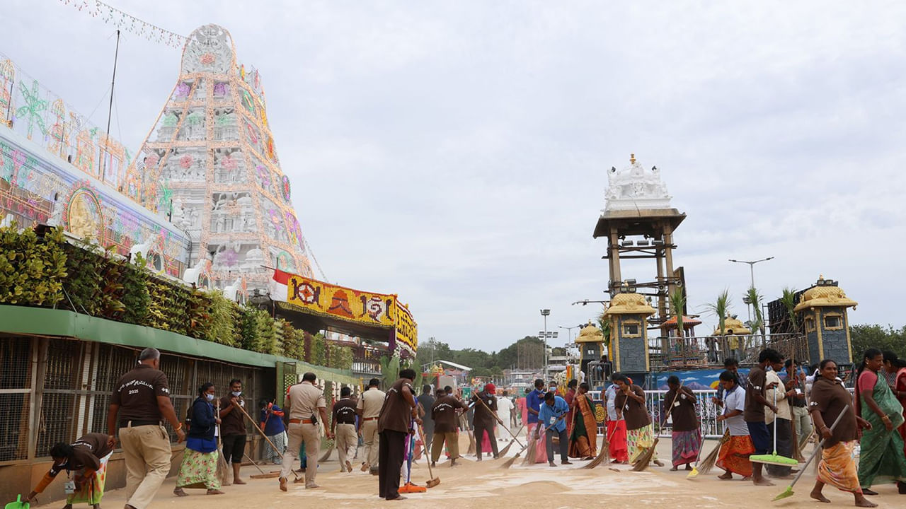 బ్రహ్మోత్సవాలలో ఎనిమిదో రోజున ఉభయ దేవేరులతో మలయప్పస్వామిని మహోన్నత రథంపై అధిష్ఠింపజేసి ఆలయ వీధులలో విహరింపజేశారు. శ్రీవారికి భక్తులు అడుగడుగునా నీరాజనాలు సమర్పించారు. గోవిందనామస్మరణతో ఆలయ మాడవీధులు మారుమోగాయి.
