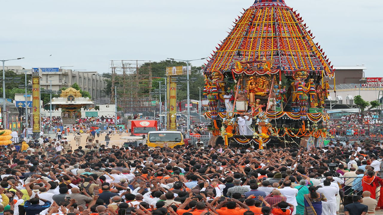 తిరుమలలో రథోత్సవం అన్నివిధాలా ప్రసిద్ధమైంది.  రథస్థం కేశవం దృష్ట్వా పునర్జన్మనవిద్యతే  అన్న ఆర్షవాక్కులు రథోత్సవం మోక్షప్రదాయకమని వివరిస్తున్నాయి. తిరుమాడ వీధులలో రథాన్ని లాగేటప్పుడు ప్రమాదాలు జరుగకుండా అధికారులు తగిన జాగ్రత్తలు తీసుకున్నారు. రథానికి తాళ్ళుకట్టి వీధులలో భక్తులు, అధికారులు అందరూ రథాన్ని ముందుకు లాగారు.
