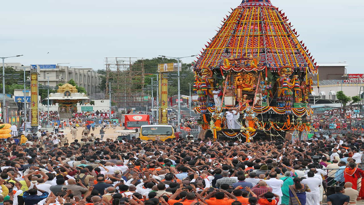 తిరుమలలో రథోత్సవం అన్నివిధాలా ప్రసిద్ధమైంది. రథస్థం కేశవం దృష్ట్వా పునర్జన్మనవిద్యతే అన్న ఆర్షవాక్కులు రథోత్సవం మోక్షప్రదాయకమని వివరిస్తున్నాయి. తిరుమాడ వీధులలో రథాన్ని లాగేటప్పుడు ప్రమాదాలు జరుగకుండా అధికారులు తగిన జాగ్రత్తలు తీసుకున్నారు. రథానికి తాళ్ళుకట్టి వీధులలో భక్తులు, అధికారులు అందరూ రథాన్ని ముందుకు లాగారు.