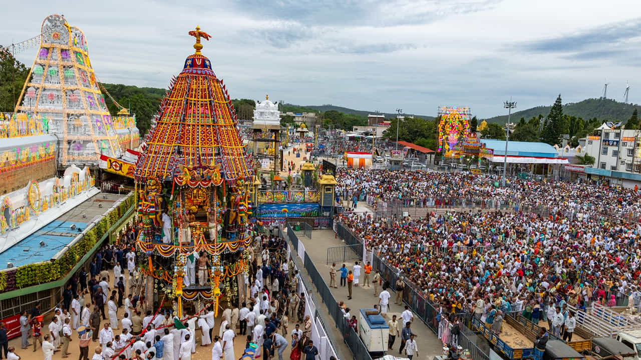 శరీరాన్ని రథంతో పోల్చుతారు. దీన్నివల్ల స్థూల శరీరం వేరని, సూక్ష్మ శరీరం వేరని, ఆత్మ అందుకు భిన్నమనే ఆత్మానాత్మ వివేకం కలుగుతుంది. రథోత్సవంలో ముఖ్యంగా కలిగే తత్త్వజ్ఞానమిదే. భక్తులు రథాన్ని లాగుతారు.