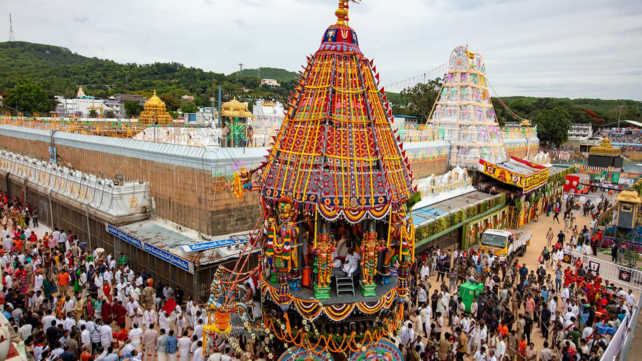 అనాదికాలం నుంచి రాజులకు రథసంచారం ప్రసిద్ధం. యుద్ధాలలో కూడా విరివిగా రథసంచారం జరిగినట్లు భారతాది గ్రంథాలు వివరిస్తున్నాయి. శ్రీహరి గరుడధ్వజుడై నాలుగు గుర్రాలతో కూడిన రథంపై విహరిస్తాడు. ఇక ప్రసిద్ధ దేవాలయాలలో ఉత్సవవేళలో దేవుని ఉత్సవమూర్తిని రథంపై ఉంచి ఊరేగించే ఆచారం, ఆగమశాస్త్ర సిద్ధమై బహుళ ప్రచారంలో ఉంది.