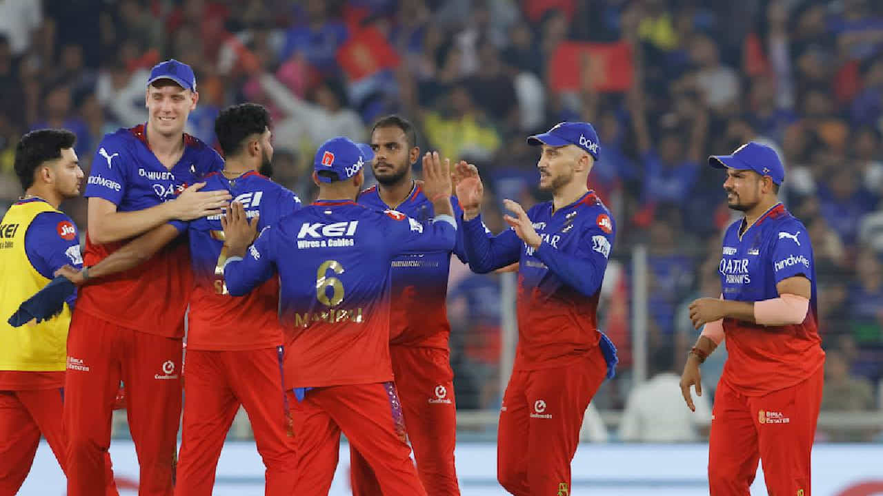 RCBని కొనుగోలు చేయాలా వద్దా అని నిర్ణయించే అతిపెద్ద అంశం దాని విలువ. డియాజియో US$2 బిలియన్లకు వేలం వేస్తోంది. ఐపీఎల్ ఫ్రాంచైజీ అంత విలువైనది కాగలదా అనే దానిపై భిన్నాభిప్రాయాలు ఉన్నాయి. జియోస్టార్ 500 మిలియన్ల సబ్స్క్రైబర్లను అధిగమించిందని ప్రకటించడం వల్ల జట్టు విలువ పెరుగుతుందని ఒక అభిప్రాయం. కంపెనీ IPL కోసం నెలకు రూ.100 వసూలు చేస్తే, అది నెలకు దాదాపు రూ. 50 బిలియన్లు (సుమారు రూ. 5,000 కోట్లు) సంపాదిస్తుంది. IPL నాలుగు నెలల పాటు కొనసాగనుంది. 96 మ్యాచ్లు షెడ్యూల్ చేసింది. కాబట్టి, టోర్నమెంట్ సమయంలో సబ్స్క్రిప్షన్ ఆదాయం మాత్రమే సుమారు రూ. 20,000 కోట్లు (US$2.3 బిలియన్లు) చేరుకోవచ్చు.
