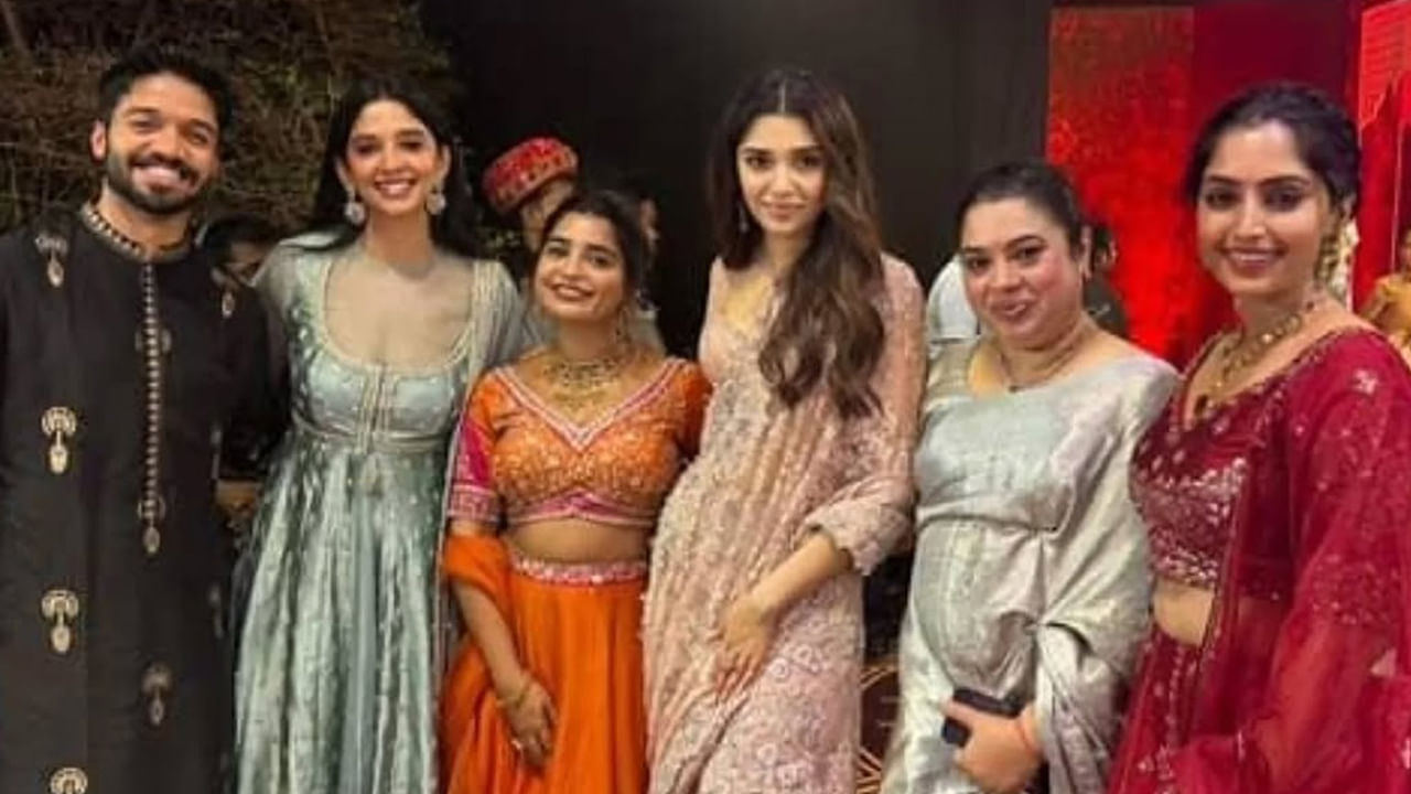  సినిమాల సంగతి పక్కన పెడితే.. రెబా మోనికా జాన్ ది ప్రేమ వివాహం. జోమాన్ జోసెఫ్ అనే అబ్బాయిని ప్రేమించి పెళ్లి చేసుకుందీ అందాల తార. 2022లో వీరి వివాహం జరిగింది.
