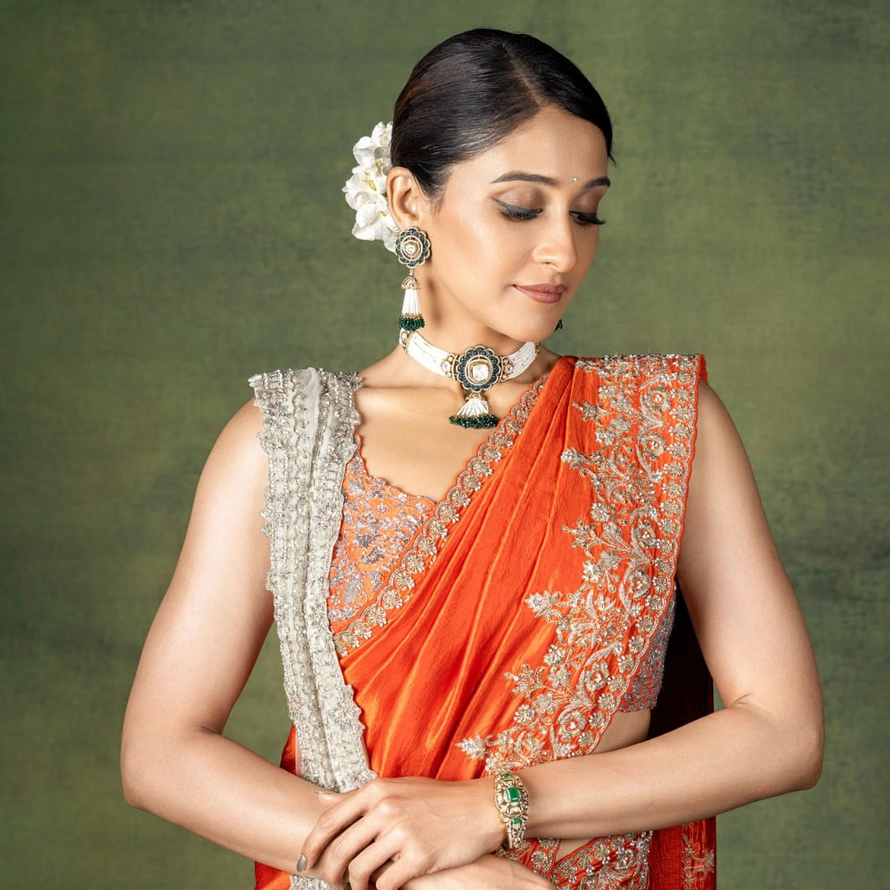 టాలీవుడ్ హీరోయిన్ రెజీనా కాసాండ్రా గురించి ప్రత్యేకంగా చెప్పక్కర్లేదు. తెలుగులోనే కాదు.. తమిళం, మలయాళం, కన్నడ, హిందీ తదితర భాషలలో అనేక చిత్రాల్లో నటించి తనకంటూ ప్రత్యేక గుర్తింపు తెచ్చుకుంది. తక్కువ సమయంలోనే ఇండస్ట్రీలో తనదైన ముద్ర వేసిన ఈ అమ్మడు అటు స్పెషల్ పాటలతోనూ మెప్పించింది. 