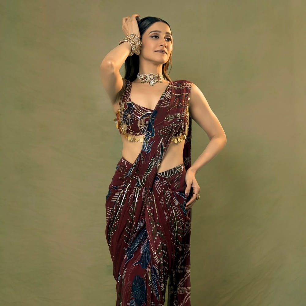 తాను ఇలాంటి ఫన్నీ మూమెంట్స్ ఎన్నో చేశానని.. ఇప్పటికీ చేస్తుంటానని గుర్తు చేసుకున్నారు రెజీనా. ప్రస్తుతం ఈ అమ్మడు సరైన బ్రేక్ కోసం వెయిట్ చేస్తుంది. అలాగే సోషల్ మీడియాలో చాలా యాక్టివ్ గా ఉంటున్న ఈ బ్యూటీ.. నిత్యం క్రేజీ ఫోటోషూట్లతో సోషల్ మీడియాలో రచ్చ చేస్తుంది. 