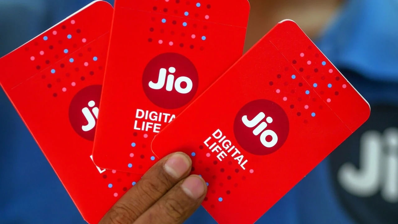 Jio Recharge Plans: రిలయన్స్ జియో తన 9వ వార్షికోత్సవ వేడుకల ఆఫర్‌లో భాగంగా 84 రోజులు లేదా దాదాపు 3 నెలల చెల్లుబాటుతో చాలా చౌకైన ప్రీపెయిడ్ ప్లాన్‌లను అందిస్తోంది. ఈ ప్లాన్‌లలో నెట్‌ఫ్లిక్స్, అమెజాన్ ప్రైమ్, సోనీలైవ్, జీ5 మరియు స్విగ్గీ వంటి ప్రసిద్ధ సబ్‌స్క్రిప్షన్‌లతో పాటు ఉచిత డేటా, అపరిమిత కాలింగ్ ఉన్నాయి. చౌకైన ప్లాన్ కేవలం రూ.889 నుండి ప్రారంభమవుతుంది. ఈ ప్లాన్‌ల గురించి మరింత తెలుసుకుందాం..