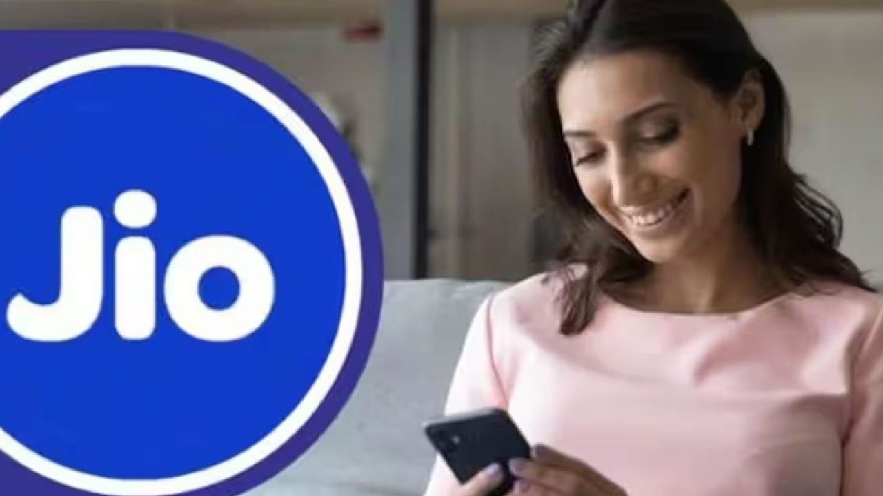 రూ.1029 ప్లాన్: మీరు అమెజాన్ ప్రైమ్‌ను ఆస్వాదించాలనుకుంటే జియో రూ.1029 ప్లాన్ మీకు ఉత్తమమైనది కావచ్చు. ఈ ప్లాన్ 84 రోజుల చెల్లుబాటును కూడా అందిస్తుంది. అదనంగా ఈ ప్లాన్ రోజుకు 2GB డేటా, అమెజాన్ ప్రైమ్ లైట్ సబ్‌స్క్రిప్షన్‌ను కూడా అందిస్తుంది. JioTV, JioAICloud, Zomato గోల్, EaseMyTrip వంటి ఇతర ఆఫర్‌లు కూడా అందుబాటులో ఉన్నాయి.