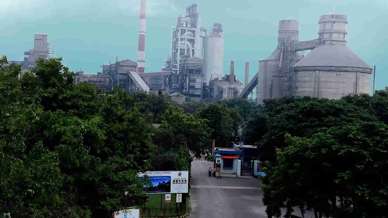 Viral Video: పొదల్లో కదులుతూ ఏదో ఆకారం కనిపించింది.. భయంతోనే అటుగా వెళ్లి చూడగా