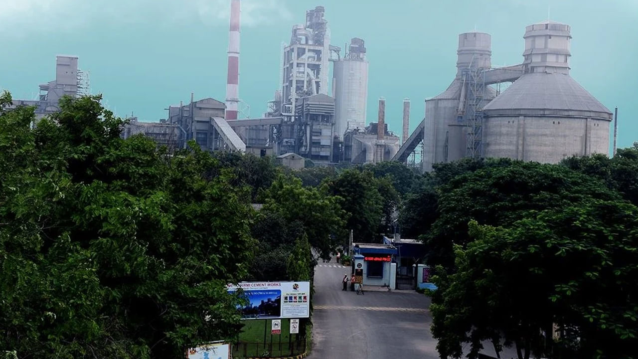 Viral Video: పొదల్లో కదులుతూ ఏదో ఆకారం కనిపించింది.. భయంతోనే అటుగా వెళ్లి చూడగా