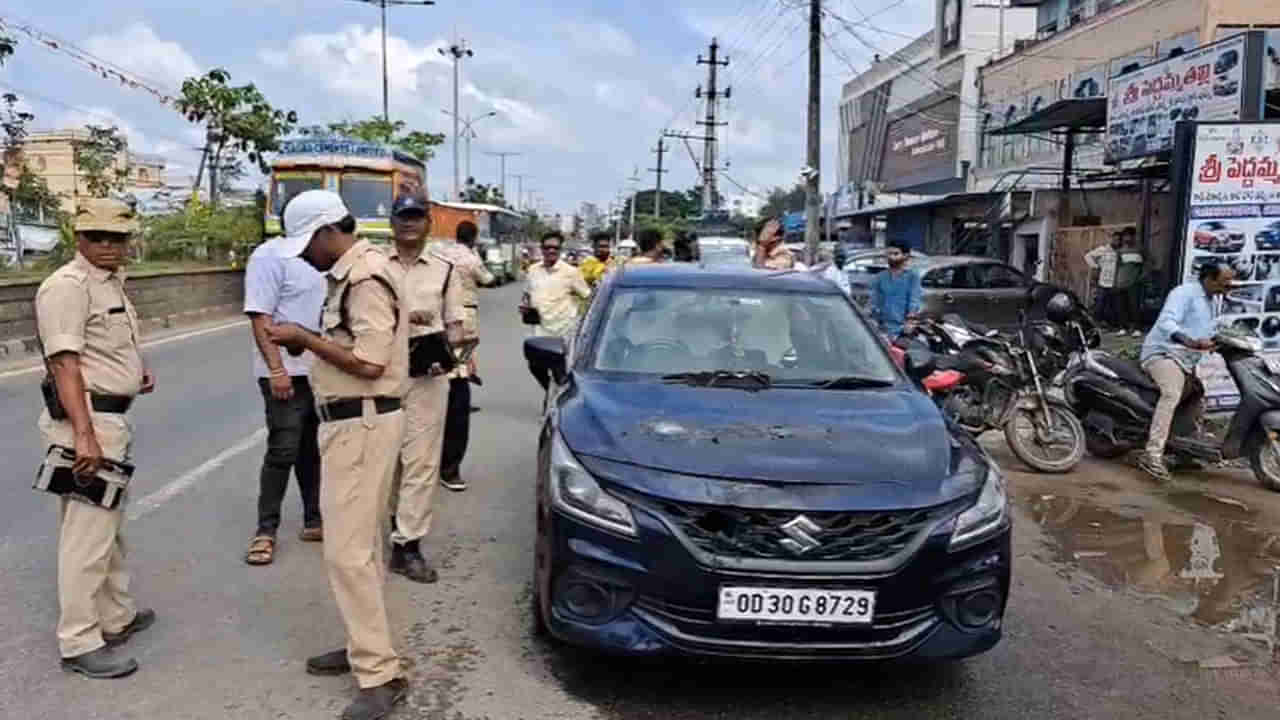 Telangana: ఓ మహిళ, ముగ్గురు వ్యక్తులు.. కారులోనే దుకాణం పెట్టేశారుగా.. సీన్ కట్ చేస్తే