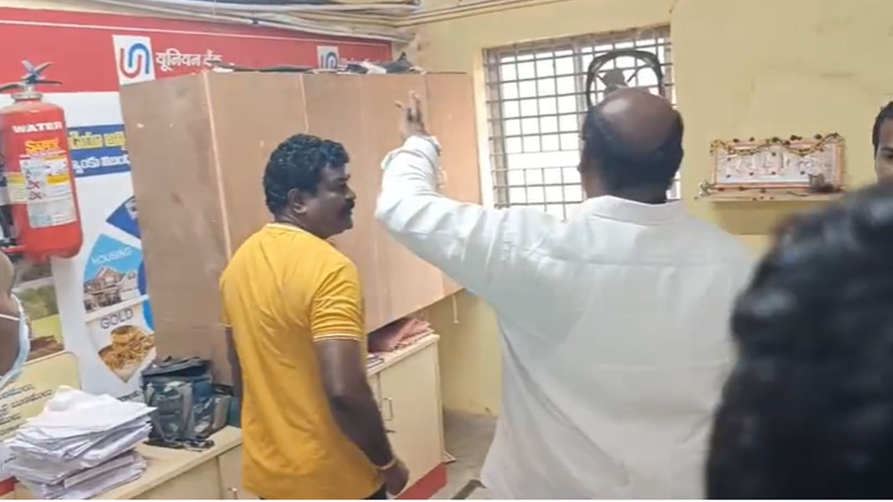 Andhra: తెల్లారేసరికి బ్యాంక్ క్లీన్ చేసేందుకు వచ్చిన సిబ్బంది.. గోడకు కనిపించింది చూడగా