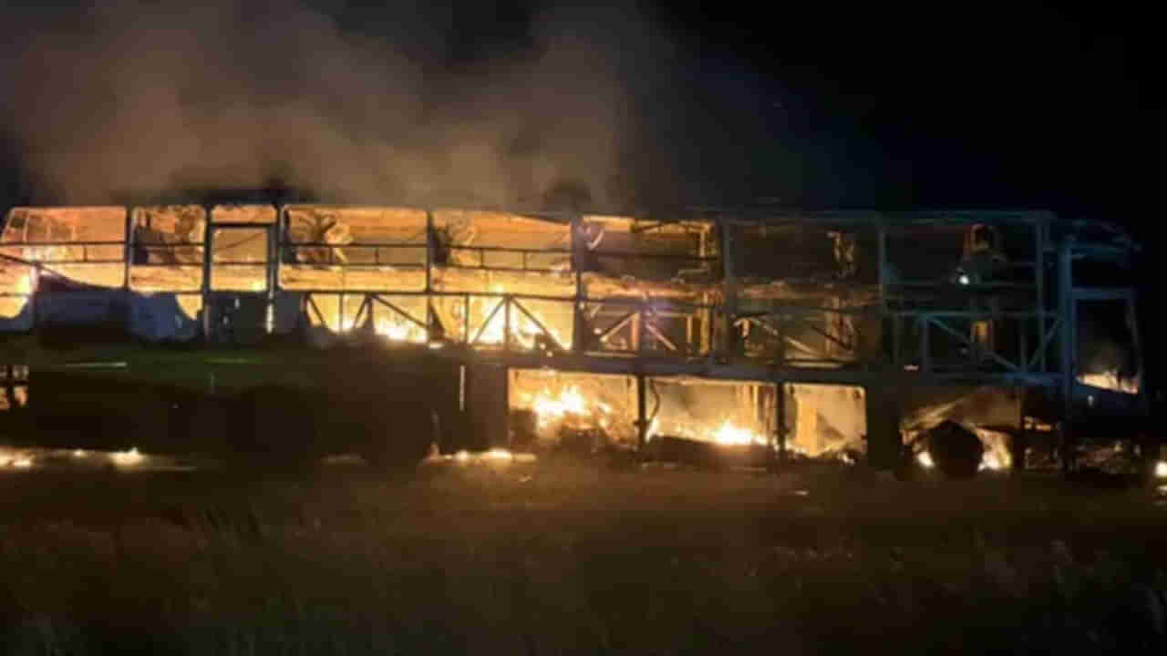 Andhra: కర్నూలులో పూర్తిగా దగ్దమైన ప్రైవేట్ బస్సు.. హైదరాబాద్ నుంచి బెంగళూరు వెళ్తుండగా