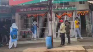 Telangana: పాత ఇంటిని కూల్చుతుండగా కనిపించిన మట్టి కుండ.. ఏముందా అని తెరిచి చూడగా