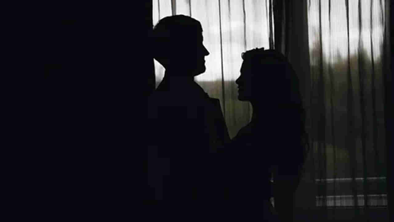 క్లాస్‌ రూమ్‌లో ఓ మహిళతో ఉపాధ్యాయుడి రాసలీలలు..! వీడియో తీసిన పిల్లలు..