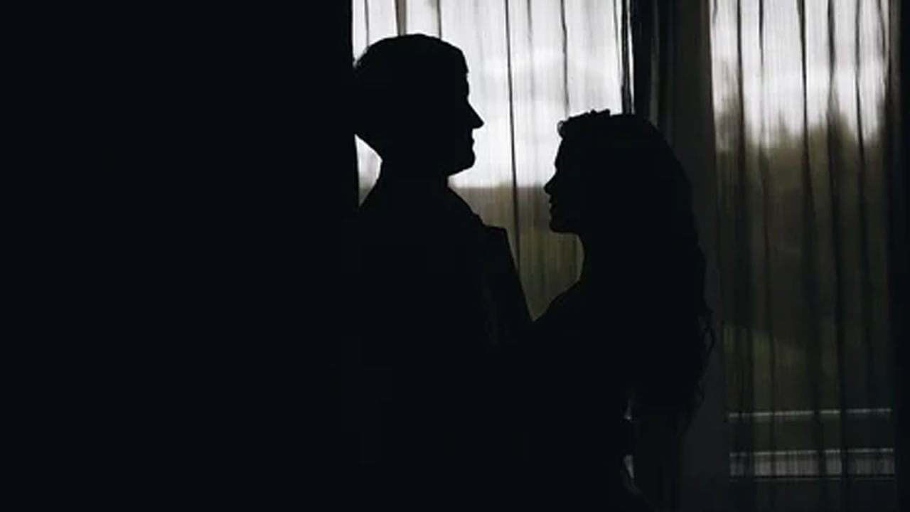 క్లాస్‌ రూమ్‌లో ఓ మహిళతో ఉపాధ్యాయుడి రాసలీలలు..! వీడియో తీసిన పిల్లలు..