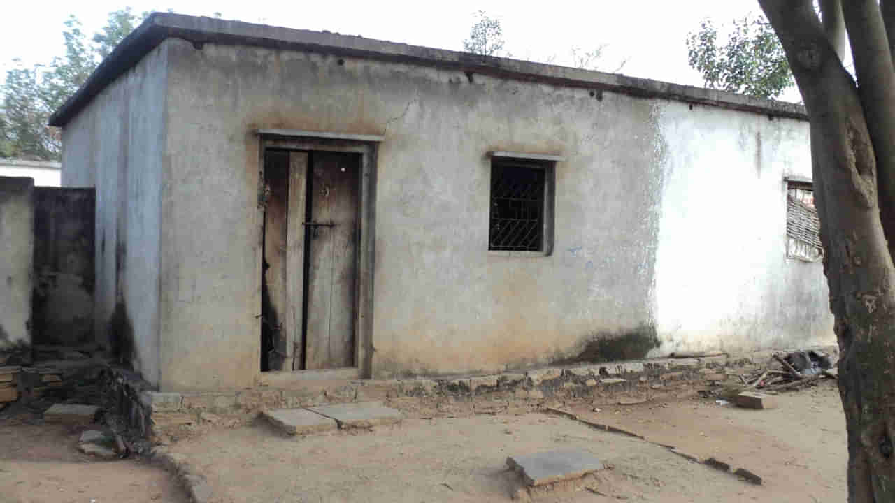 Andhra: ఆఫీసుకొచ్చిన సిబ్బంది ఒక్కసారిగా భయపడ్డారు.. ఎదురుగా కనిపించిన సీన్ చూడగా