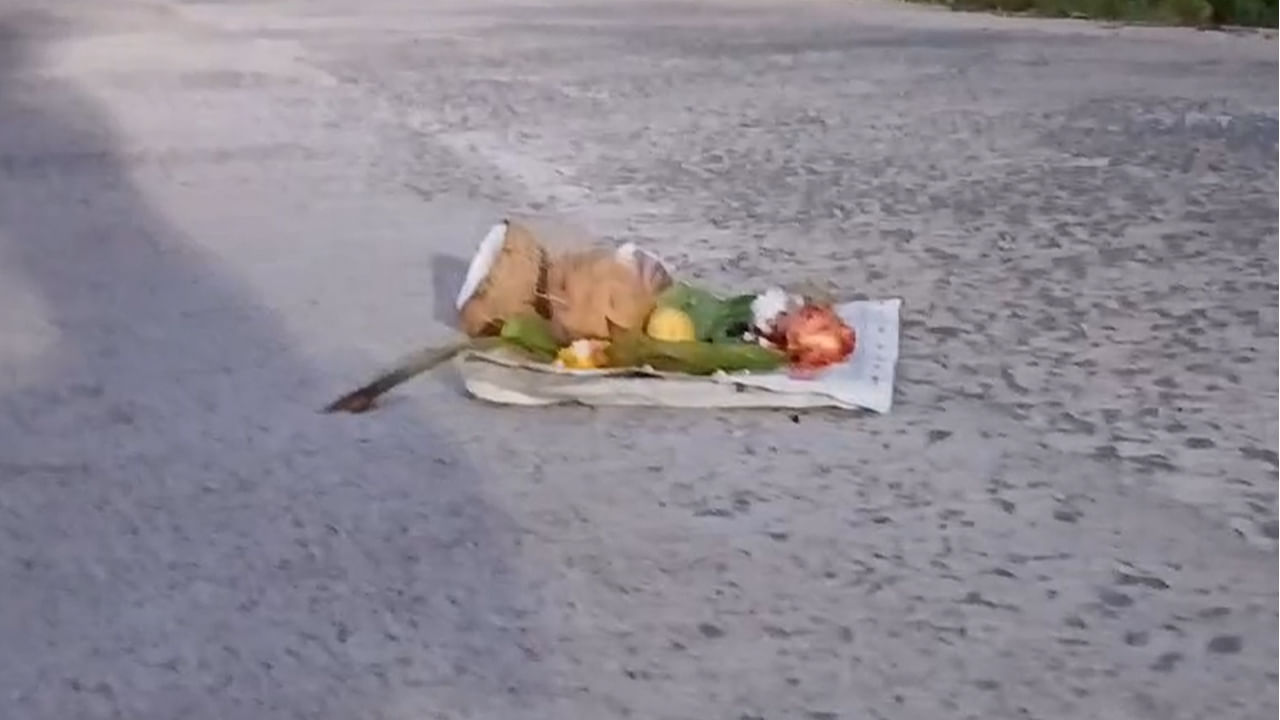 Telangana: రోడ్డుపై పిండం పెట్టారనుకునేరు.. కాస్త జూమ్ చేసి చూడగా కళ్లు తేలేస్తారు