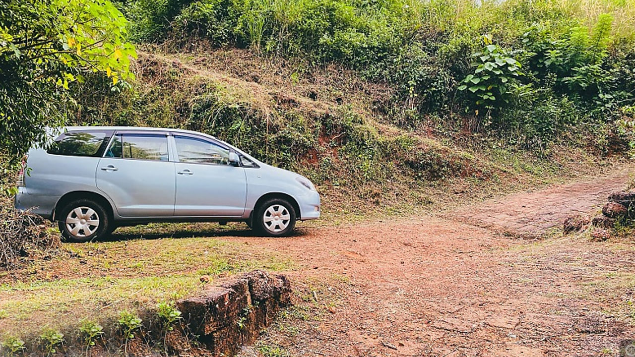 Viral: చెక్పోస్ట్ వద్ద పోలీసులను చూసి ఆగిన ఇన్నోవా కారు.. డ్రైవర్ పరుగో పరుగు.. చెక్ చేయగా