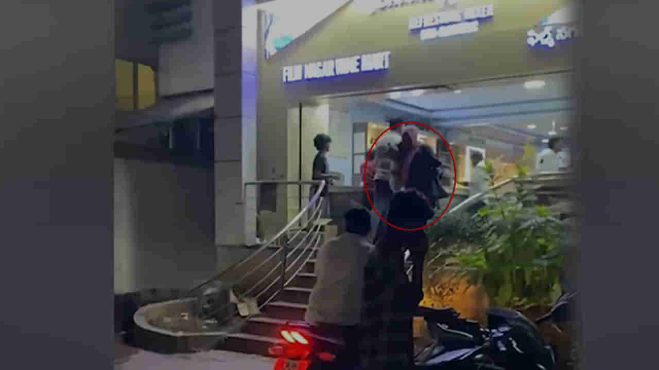 Hyderabad: ఏంటి మేడమ్ గారూ ఇది.! చిన్నారిని ఎత్తుకుని మహిళ చేసిన పనికి అంతా షాక్‌