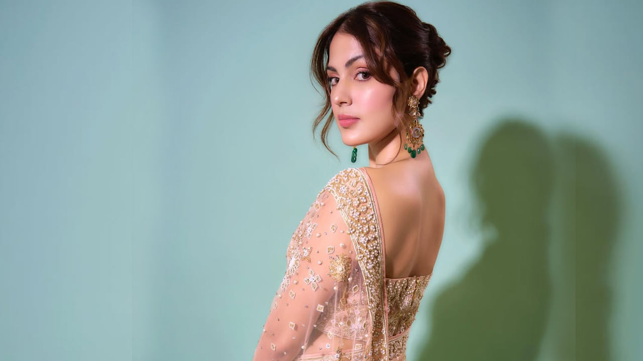 అందాల చిన్నది, క్రేజీ బ్యూటీ రియా చక్రవర్తి  గురించి ఎంత చెప్పినా తక్కువే. అందం, అభినయం ఈ ముద్దుగుమ్మ సొంతం. ఈ బ్యూటీ తన క్యూట్ నెస్‌తో ఎంతో  మందిని ఆకట్టుకుంది.  అలాగే ఈ బ్యూటీ తన కెరీర్ స్టార్టింగ్‌లోనే ఓ హీరోతో ప్రేమలో పడి పోయింది. ఇక కెరీర్ సాగిపోతుంది అనున్న సమయంలో ఊహిచని ట్విస్ట్ ఎదురైంది.