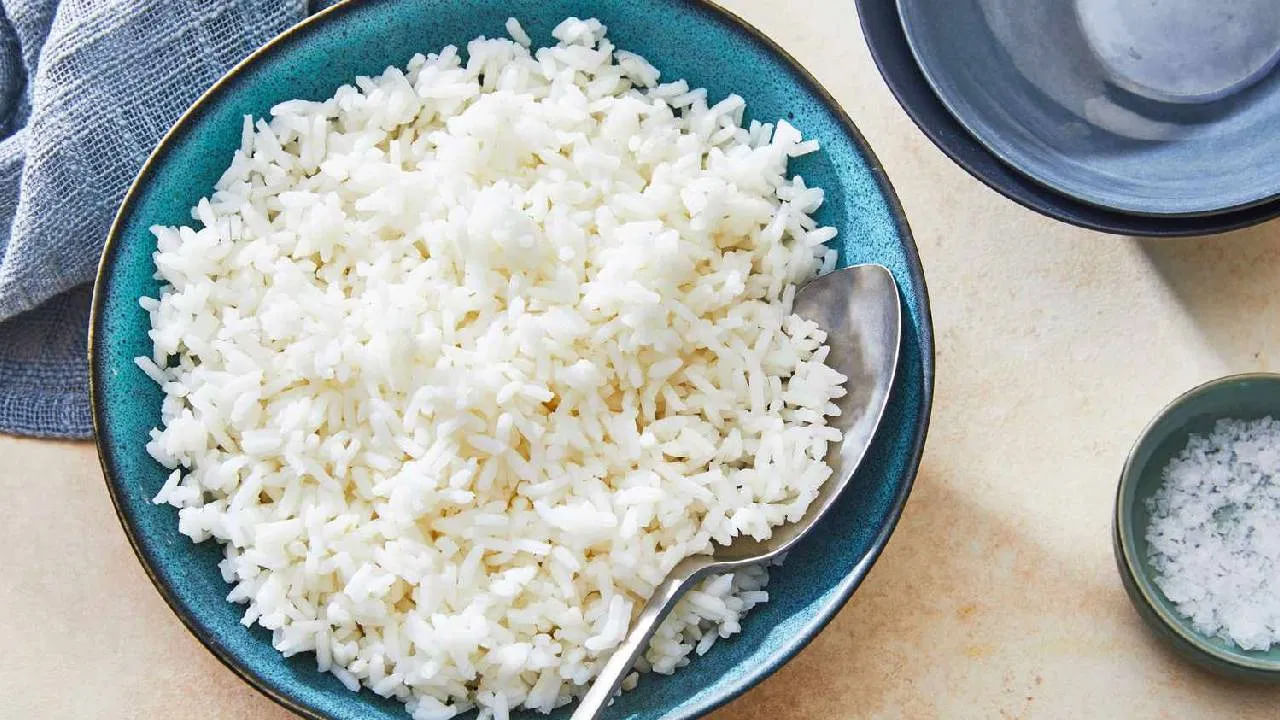 ఆహారం విషం: మళ్లీ వేడిచేసిన అన్నాన్ని తినడం వల్ల ఫుడ్ పాయిజనింగ్ అయ్యే అవకాశం ఉంది. బ్యాక్టీరియా విడుదల చేసిన విష పదార్థాలు శరీరంలోకి చేరి వాంతులు, విరేచనాలు వంటి సమస్యలను కలిగిస్తాయి.