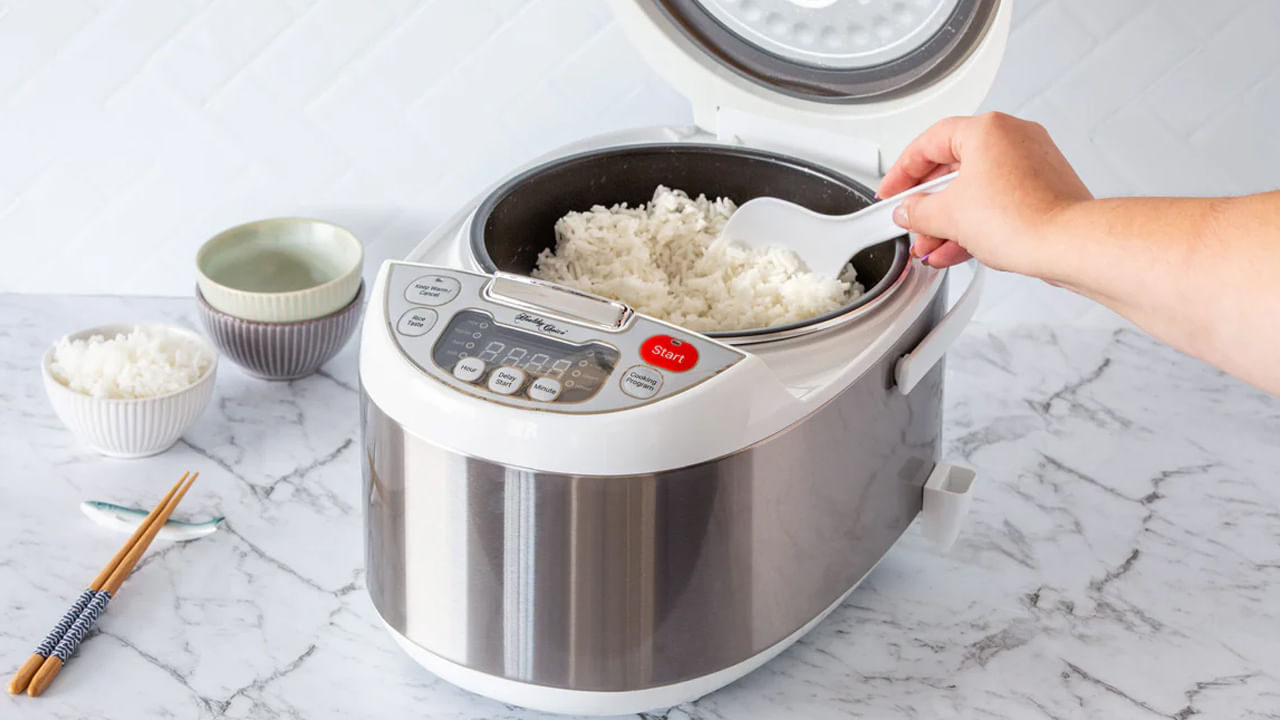 కీళ్ల నొప్పులు వస్తాయి: ఎలక్ట్రిక్ రైస్ కుక్కర్లో వండిన అన్నం తినడం వల్ల వచ్చే అనారోగ్య సమస్యల్లో కీళ్ల సమస్యలు కూడా ఒకటి. కాబట్టి ఈ అన్నం తింటే చిన్న వయసులోనే కీళ్ల నొప్పులు, మోకాళ్ల నొప్పుల బారిన పడే అవకాశం ఎక్కువగా ఉంటుంది.