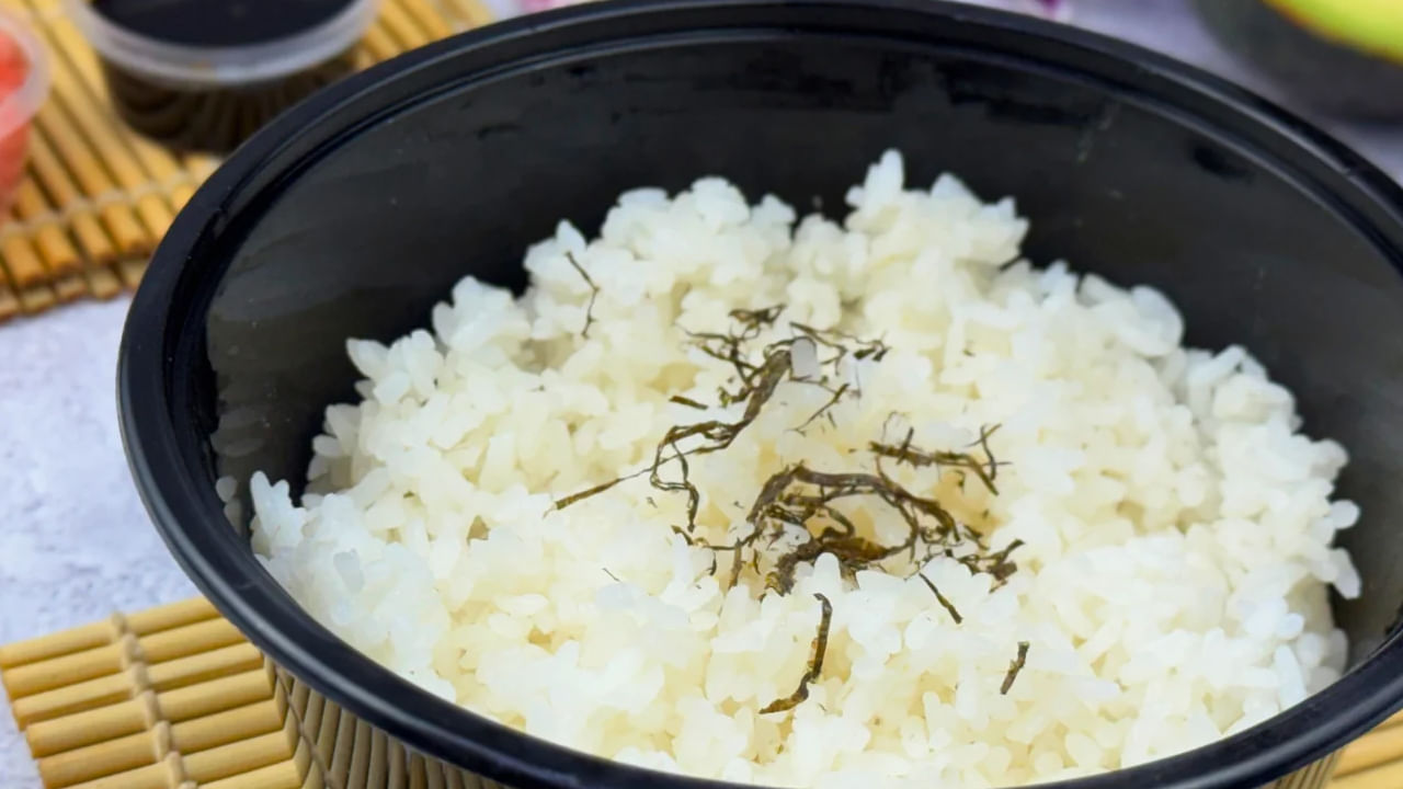 రక్తంలో చక్కెర స్థాయిలు ఎక్కువగా ఉన్నవారు రాత్రిపూట అన్నం తినకూడదు. బియ్యంలో అధిక గ్లైసెమిక్ ఇండెక్స్ ఉంటుంది. అంటే తెల్ల బియ్యం తినడం వల్ల మీ రక్తంలో చక్కెర వేగంగా పెరుగుతుంది.