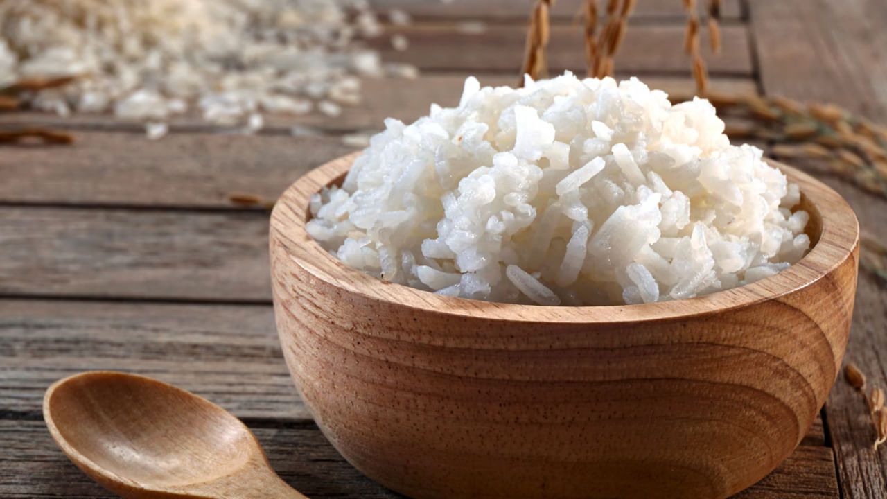 బియ్యంలో అధిక మొత్తంలో కార్బోహైడ్రేట్లు ఉంటాయి. ఇవి శక్తిని అందించడంతో పాటు గ్లూకోజ్‌గా విచ్ఛిన్నమవుతాయి. రాత్రిపూట మనకు శక్తి అవసరం లేదు. కాబట్టి రాత్రిపూట అన్నం తినడం వల్ల గ్లూకోజ్ స్థాయిలతో పాటు కొవ్వు పెరుగుతుంది. 