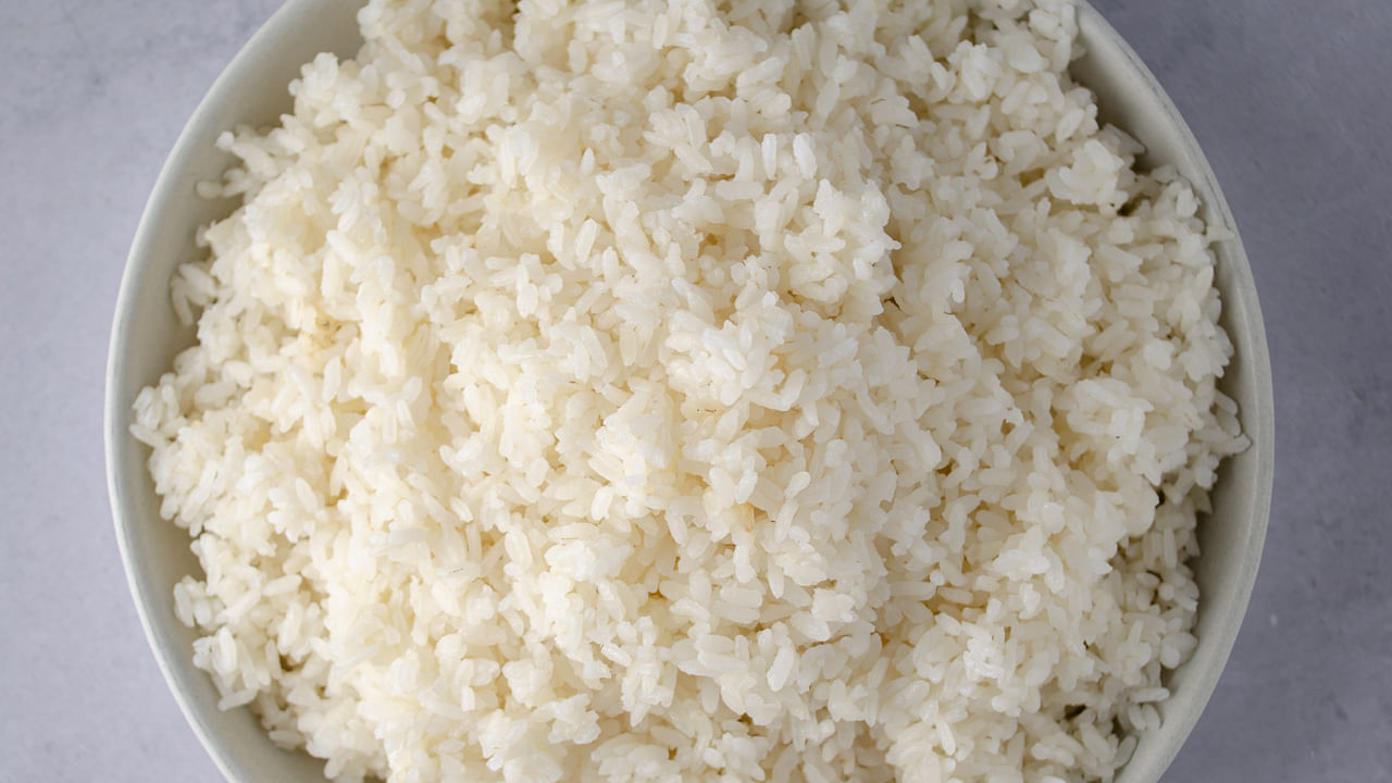 తెల్ల బియ్యం అధిక గ్లైసెమిక్ సూచికను కలిగి ఉంటాయి. ఇది రక్తంలో చక్కెరను పెంచుతుంది. బ్రౌన్ రైస్‌లో కొంచెం తక్కువ ఉంటుంది. రాత్రిపూట ఎక్కువ మొత్తంలో తెల్ల బియ్యంతో చేసిన అన్నం తీసుకోవడం వల్ల మీ ఆరోగ్యంపై ప్రతికూల ప్రభావాలు ఉంటాయి. 