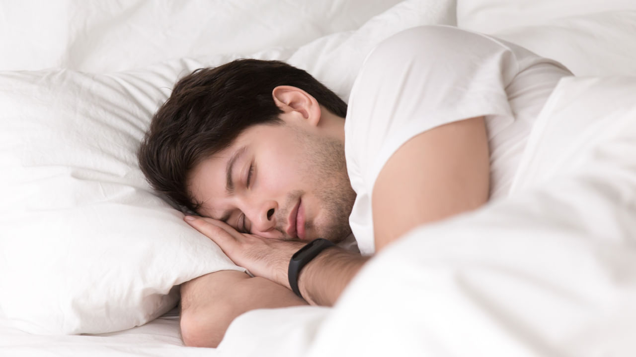 నేటి ఆధునిక యుగంలో, యువత ఒకే చోట ఎక్కువసేపు కూర్చునే ఉద్యోగాలు చేస్తున్నారు. దీని వల్ల చాలా మంది వెన్నునొప్పి వంటి సమస్యలతో బాధపడుతున్నారు. ఇలాంటి సందర్భంగా వారికి నిద్ర సరిగ్గా లేకపోతే అది మరింద్ర తీవ్రతరం అవుతుంది. కాబట్టి మీరు మీ ఎడమ వైపు పడుకోవడం వల్ల నొప్పి నుండి మీరు ఉపశమనం పొందవచ్చు. 