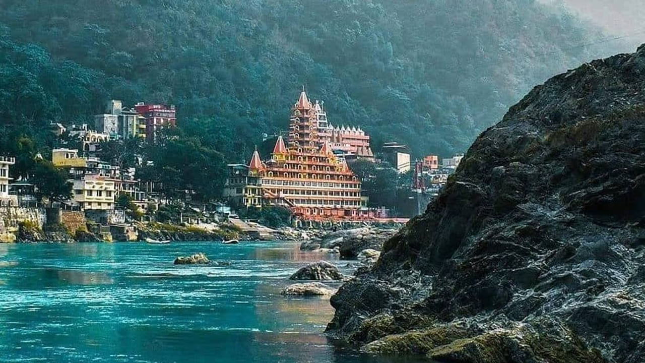 రిషికేశ్, ఉత్తరాఖండ్: ప్రపంచ యోగా రాజధానిగా పిలువబడే రిషికేశ్ గంగా నది ఒడ్డున ఉన్న ప్రసిద్ధ తీర్థయాత్ర, సాహస గమ్యస్థానం. ఆధ్యాత్మిక ప్రశాంతతను కోరుకునే వారికి, ఈ ప్రదేశం యోగా, ధ్యాన కేంద్రాలు, పురాతన దేవాలయాలు, ఆశ్రమాలను అందిస్తుంది. అదే సమయంలో సాహస ప్రియులకు, వైట్ వాటర్ రాఫ్టింగ్, బంగీ జంపింగ్, ట్రెక్కింగ్, క్యాంపింగ్ వంటి సాహసాలు ఉన్నాయి. అక్టోబర్‌లో ఇక్కడి వాతావరణం అద్భుతంగా ఉంటుంది, ఇది బహిరంగ, ఆధ్యాత్మిక పర్యాటక ప్రియులకు తప్పనిసరిగా సందర్శించాల్సిన గమ్యస్థానంగా మారుతుంది.