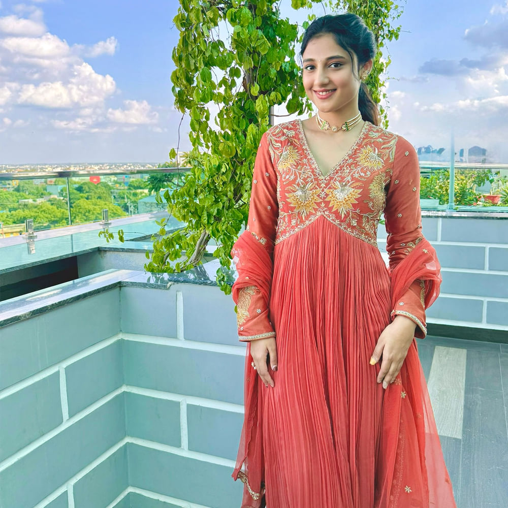 ఇటీవలే తేజ సజ్జ హీరోగా నటించిన మిరాయ్ సినిమాలో హీరోయిన్ గా చేసింది. ఈ సినిమా మంచి విజయాన్ని అందుకుంది. ఈ మూవీలో ఆమె తన నటనతో పాటు అందంతో ఆకట్టుకుంది. ఈసినిమా సక్సెస్ తర్వాత రితికకు ఆఫర్స్ పెరిగాయనే చెప్పాలి. 