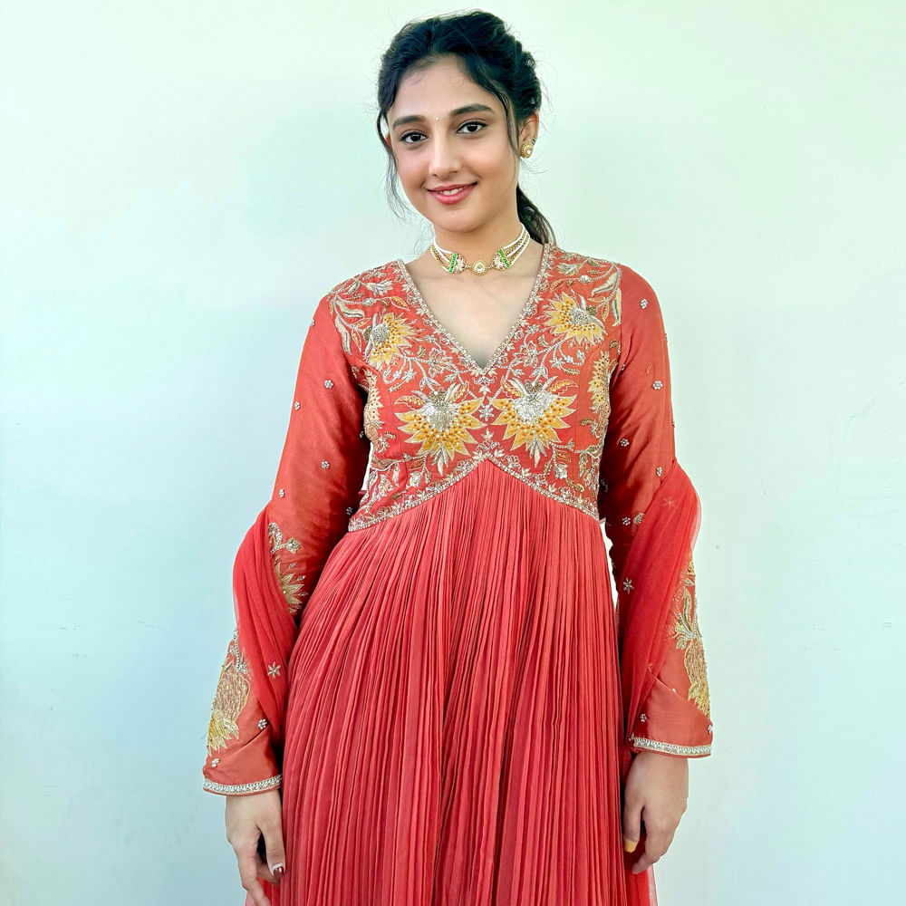 నటనపై ఆసక్తితో సినీరంగంలోకి అడుగుపెట్టిన ఈ బ్యూటీ.. 2019 నుంచి సినిమా ప్రపంచంలోకి ఎంట్రీ ఇచ్చింది. 2022లో విశ్వక్ సేన్ నటించిన అశోకవనంలో అర్జున కళ్యాణం చిత్రంలో సెకండ్ హీరోయిన్ గా నటించింది. ఇందులో తన నటనతో ఆకట్టుకుంది.