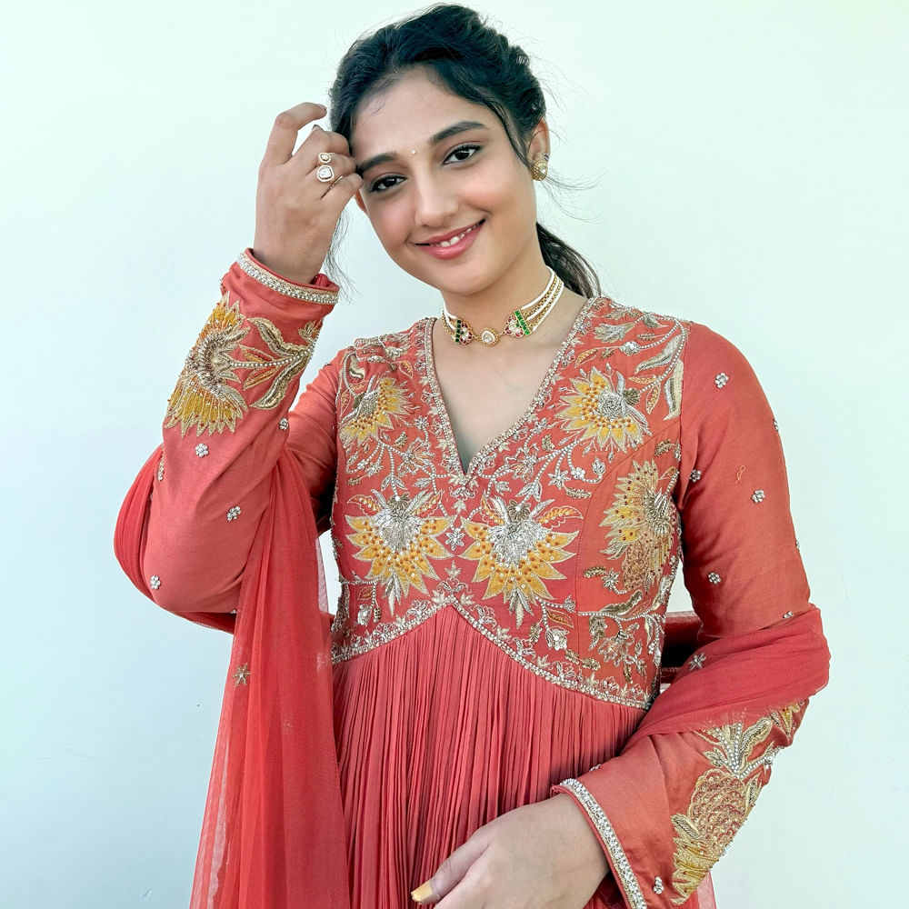 దీంతో ఇప్పుడు ఈ మూవీ ప్రమోషన్స్ జోరుగా నటిస్తున్నాయి. అలాగే ఆనంద్ దేవరకొండతో ఒక సినిమా.. వరుణ్ తేజ్ జోడిగా నటిస్తుంది. ఇవే కాకుండా తెలుగులో ఈ బ్యూటీకి మరిన్ని ఆఫర్స్ క్యూ కట్టినట్లు సమాచారం. ఇదిలా ఉంటే సోషల్ మీడియాలో చాలా యాక్టివ్ గా ఉంటుంది ఈ అమ్మడు. 