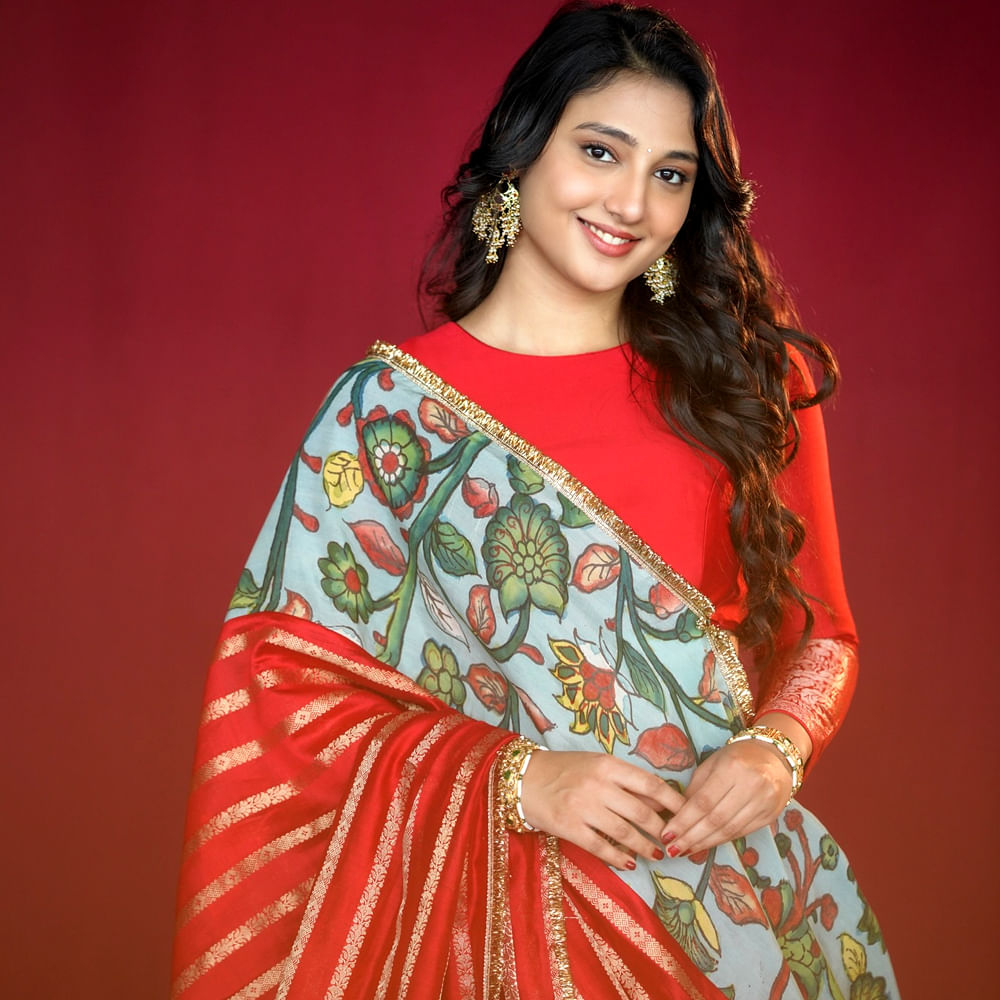 తేజ సజ్జ నటించిన మిరాయ్ సినిమాతో భారీ హిట్ అందుకుంది. మిరాయ్ సినిమా తర్వాత ఈ చిన్నదాని క్రేజ్ మారిపోయింది. ఇక ఇప్పుడు వరుస ఆఫర్స్ అందుకుంటూ దూసుకుపోతుంది ఈ చిన్నది. అలాగే మెగా హీరో వరుణ్ తేజ్, మేర్లపాక గాంధీ కాంబోలో రాబోతున్న కొరియన్ డ్యాక్ డ్రాప్ హారర్ కామెడీ మూవీలోనూ ఈ అమ్మడు ఛాన్స్ దక్కించుకున్నట్లు సమాచారం.