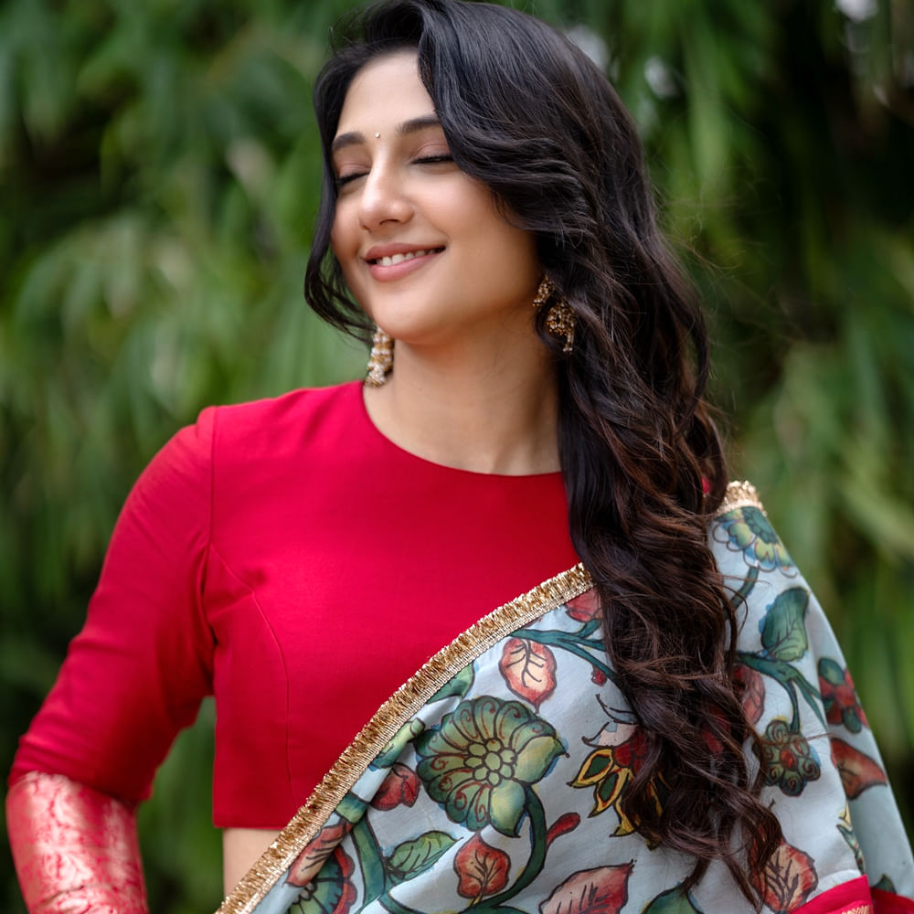 రితిక నాయక్.. ప్రస్తుతం టాలీవుడ్ ఇండస్ట్రీలో జోరు మీద దూసుకుపోతున్న హీరోయిన్. మాస్ కా దాస్ విశ్వక్ సేన్ నటించిన అశోకవనంలో అర్జున కళ్యాణం సినిమాతో తెలుగు తెరకు పరిచయమైంది. మొదటి సినిమాతోనే నటిగా మంచి మార్కులు కొట్టేసింది.