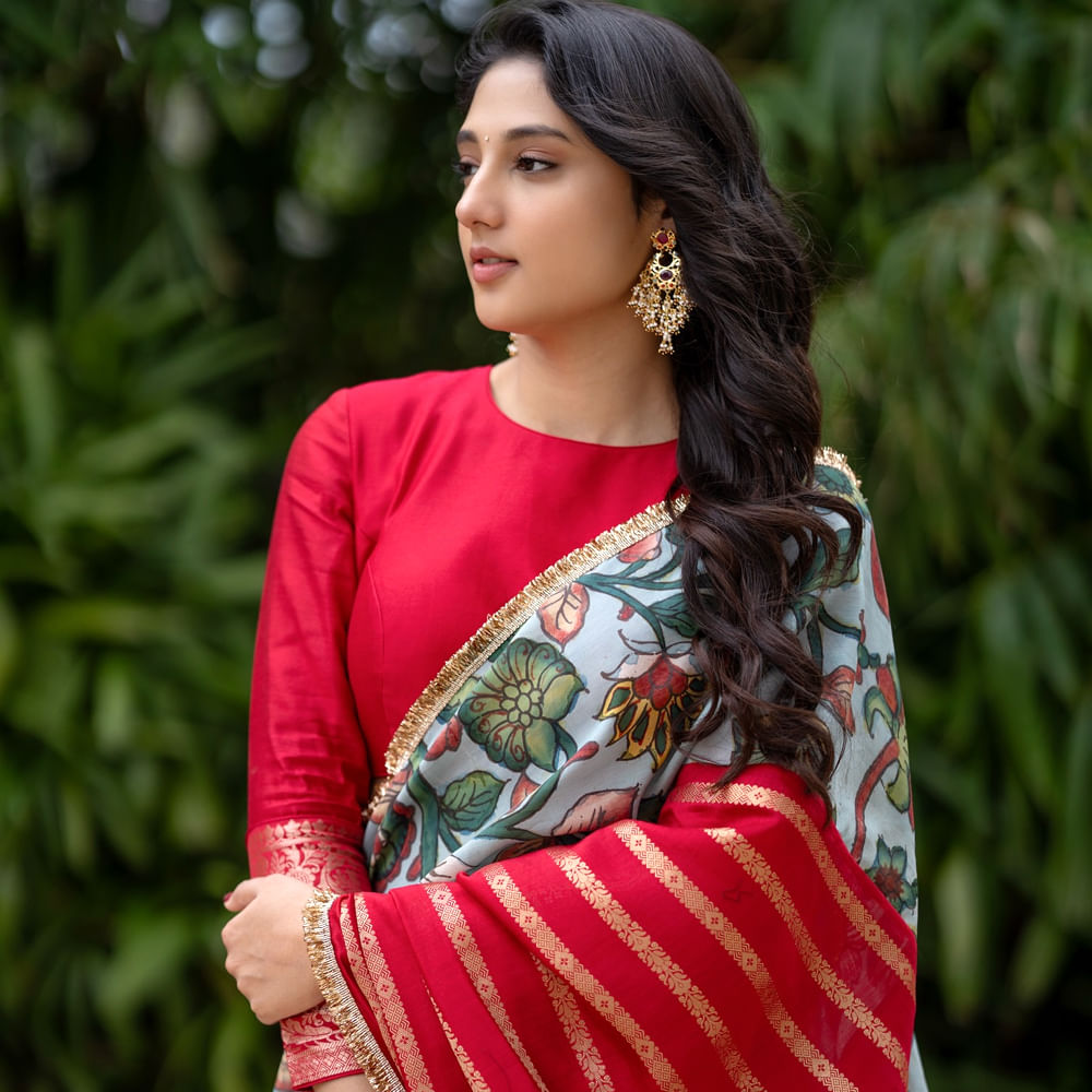 కానీ ఈ సినిమా తర్వాత అమ్మడుకు అంతగా ఆఫర్స్ రాలేదు. నాని నటించిన హాయ్ నాన్న మూవీలో చిన్న పాత్రలో మెరిసింది. ఇక ఇప్పుడు ఈ బ్యూటీ క్రేజీ ఆఫర్స్ అందుకుంటుంది ఈ వయ్యారి భామ. ఇటీవలే బస్టర్ అందుకుంది 