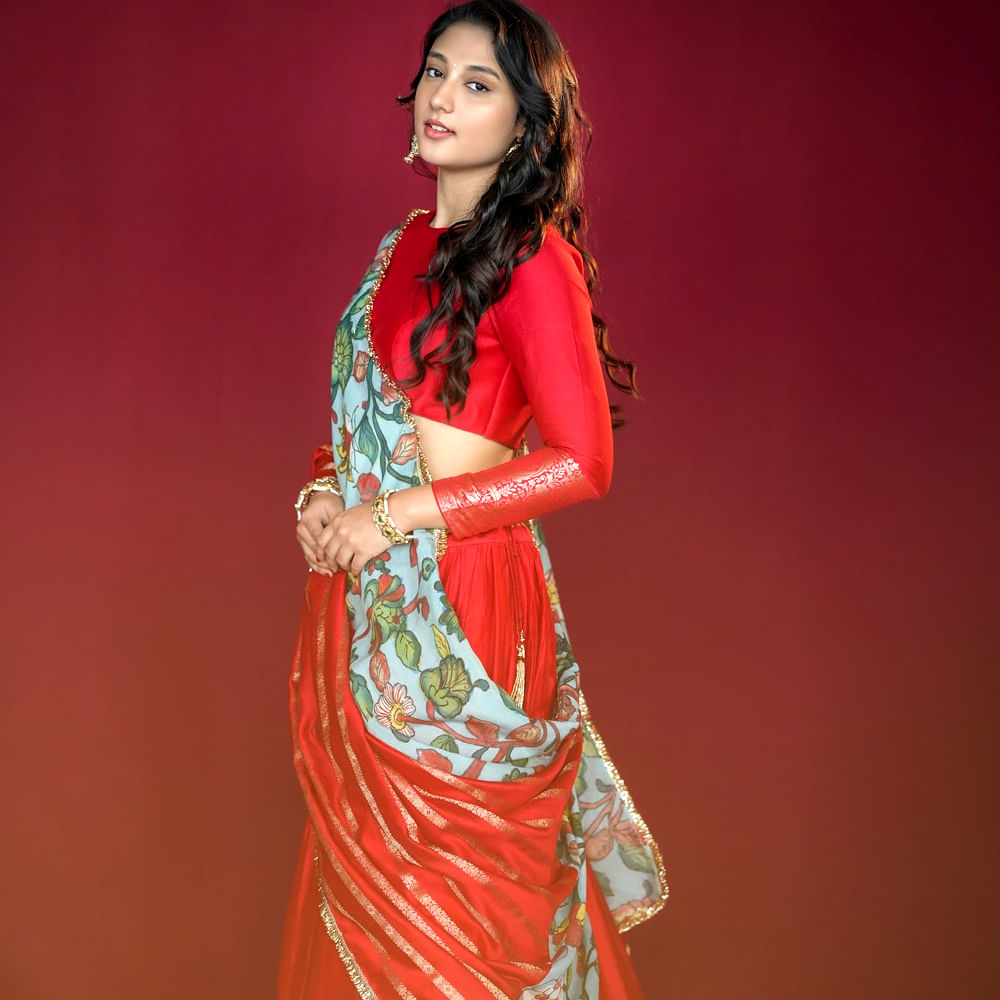 రితికా నాయక్.. ఢిల్లీకి చెందిన ఈ ముద్దుగుమ్మ మోడలింగ్ ద్వారా కెరీర్ ప్రారంభించింది. ఆతర్వాత నటిగా మారి ప్రేక్షకులను అలరిస్తుంది. ఆమె ప్రధానంగా తెలుగు చలనచిత్ర పరిశ్రమలో పనిచేస్తుంది.