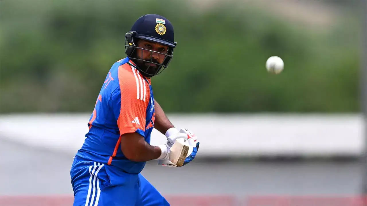 2. శ్రీలంకపై 264 (కోల్‌కతా): నవంబర్ 13, 2014న కోల్‌కతాలో శ్రీలంకతో జరిగిన వన్డే మ్యాచ్‌లో రోహిత్ శర్మ 264 పరుగులు చేసి, నేటి వరకు ఏ బ్యాట్స్‌మన్ కూడా అధిగమించలేని ప్రపంచ రికార్డును నెలకొల్పాడు. వన్డే క్రికెట్‌లో రోహిత్ శర్మకు ఇది రెండో డబుల్ సెంచరీ. ప్రపంచంలోనే ఈ ఘనత సాధించిన ఏకైక బ్యాట్స్‌మన్‌గా నిలిచాడు. రోహిత్ 264 పరుగులు చేయడం ద్వారా శ్రీలంక బౌలింగ్ దాడిని ధ్వంసం చేశాడు. ఈడెన్ గార్డెన్స్‌లో తన 264 పరుగుల ఇన్నింగ్స్‌లో రోహిత్ 173 బంతులు ఎదుర్కొని 33 ఫోర్లు, 9 సిక్సర్లు బాదాడు. రోహిత్ తన 264 పరుగులలో 186 పరుగులను ఫోర్లు, సిక్సర్ల ద్వారా చేశాడు. రోహిత్ ఇన్నింగ్స్ కారణంగా, టీం ఇండియా ఈ మ్యాచ్‌ను 153 పరుగుల తేడాతో గెలుచుకుంది.