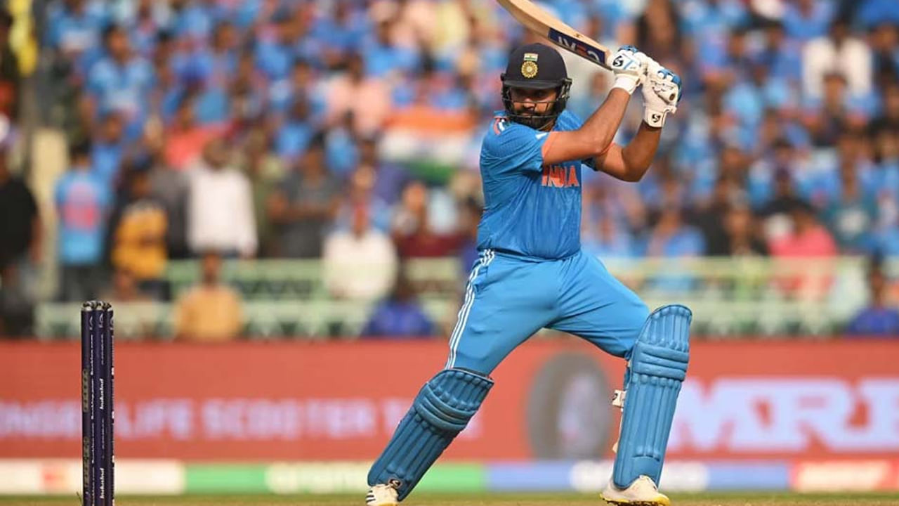 1. ఆస్ట్రేలియాపై 209 (బెంగళూరు): 2013లో ఆస్ట్రేలియాపై రోహిత్ శర్మ వన్డే క్రికెట్‌లో తొలి డబుల్ సెంచరీ చేశాడు. నవంబర్ 2, 2013న బెంగళూరులోని చిన్నస్వామి స్టేడియంలో జరిగిన మ్యాచ్‌లో ఆస్ట్రేలియాపై రోహిత్ శర్మ 158 బంతుల్లో 209 పరుగులు చేశాడు. రోహిత్ శర్మ తన ఇన్నింగ్స్‌లో 12 ఫోర్లు, 16 సిక్సర్లు బాదాడు. ఈ మ్యాచ్‌లో భారత్ 57 పరుగుల తేడాతో విజయం సాధించింది.