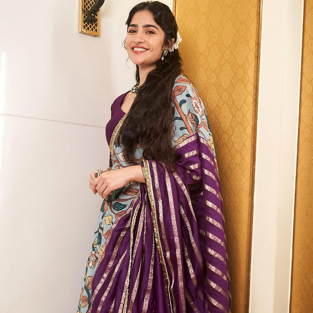 ప్రస్తుతం కన్నడ, తెలుగులో మరిన్ని ఆఫర్స్ అందుకుంది. ఇటీవలే తమిళంలో విజయ్ సేతుపతి జోడిగా ఏస్ అనే సినిమాలో నటించింది. ఇక ఇప్పుడు ఎన్టీఆర్ నటిస్తున్న డ్రాగన్ సినిమాలోనూ ఛాన్స్ దక్కించుకుందని టాక్. ప్రశాంత్ నీల్ ఈ సినిమాకు దర్శకత్వం వహిస్తున్నారు.