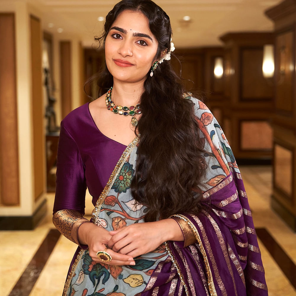 సోషల్ మీడియాలో ఈ ముద్దుగుమ్మ చాలా యాక్టివ్ గా ఉంటుంది. తాజాగా రుక్మిణి తన ఇన్ స్టాలో షేర్ చేసిన ఫోటోస్ తెగ వైరలవుతున్నాయి. కవ్వించే కళ్లు.. నిషా చూపులతో చంపేస్తోంది ఈ చిన్నది. ప్రస్తుతం ఈ అమ్మడు ఫోటోలు చూసి ఫిదా అవుతున్నారు ఫ్యాన్స్.