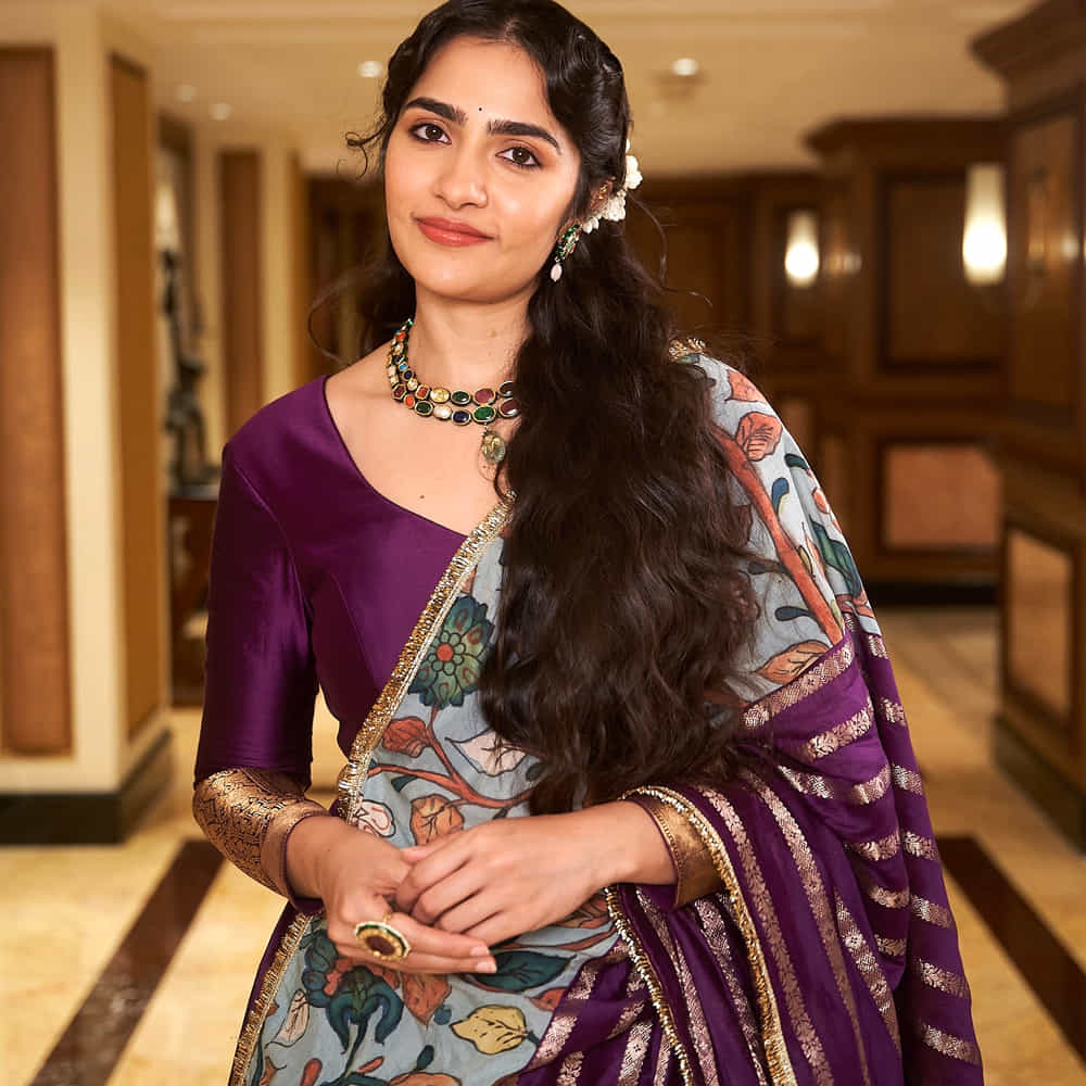 సోషల్ మీడియాలో ఈ ముద్దుగుమ్మ చాలా యాక్టివ్ గా ఉంటుంది. తాజాగా రుక్మిణి తన ఇన్ స్టాలో షేర్ చేసిన ఫోటోస్ తెగ వైరలవుతున్నాయి. కవ్వించే కళ్లు.. నిషా చూపులతో చంపేస్తోంది ఈ చిన్నది. ప్రస్తుతం ఈ అమ్మడు ఫోటోలు చూసి ఫిదా అవుతున్నారు ఫ్యాన్స్.