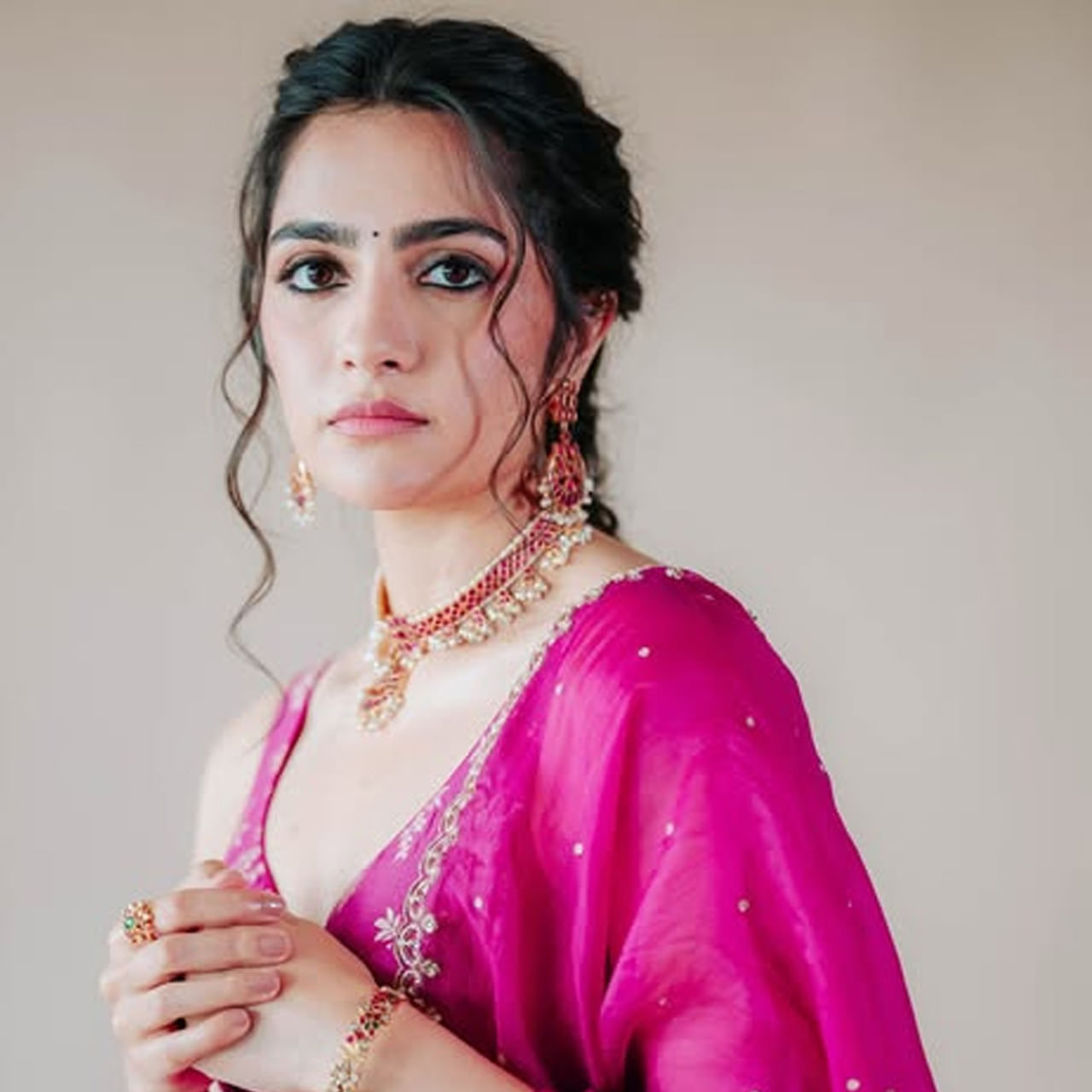 రుక్మిణి వసంత్..ఇప్పుడు సినీప్రియులకు ప్రత్యేకంగా పరిచయం అక్కర్లేని పేరు. మొదటి సినిమాతోనే అందరి దృష్టిని ఆకర్షించిన ఈ కన్నడ భామ.. ఇప్పుడు వరుస సినిమాలతో బిజీగా ఉంది. సప్త సాగరాలు దాటి సినిమాతో ఒక్కసారిగా ఫేమస్ అయిన ఈ అమ్మడు ఇప్పుడు తెలుగులోనూ నటిస్తుంది.