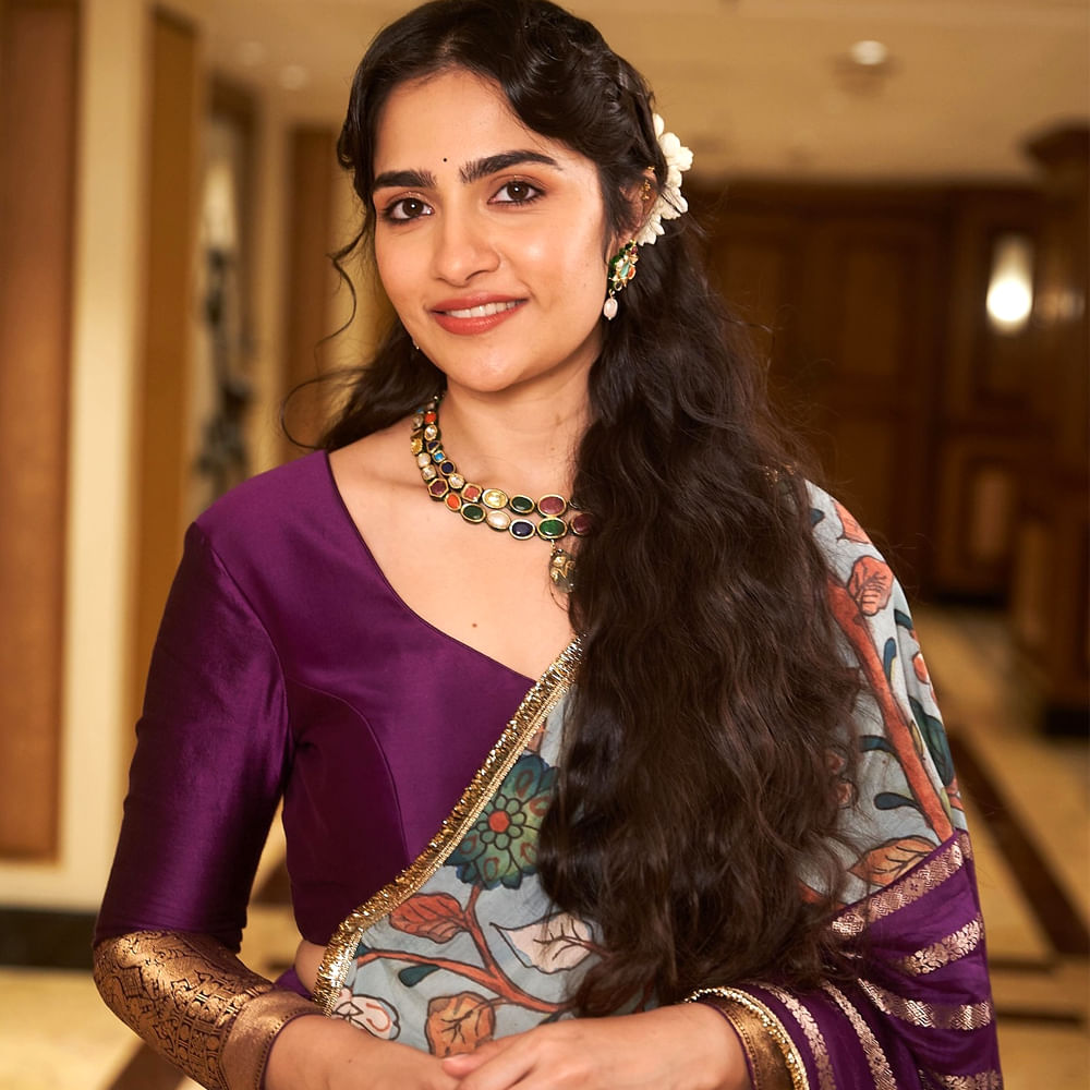 కన్నడలో సూపర్ హిట్ అయిన సినిమా సప్త సాగరాలు దాటి సినిమా. ఇందులో రక్షిత్ శెట్టి హీరోగా నటించగా.. కథానాయికగా అందరి దృష్టిని ఆకర్షించింది రుక్మిణి వసంత్. బీర్బల్ సినిమాతో హీరోయిన్ గా తెరంగేట్రం చేసిన ఈ వయ్యారి హిందీలో అప్ స్టైర్స్ అనే సినిమాలో నటించింది.