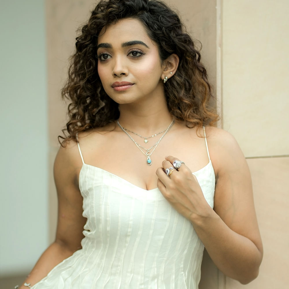  తెలుగులో రీసెంట్ గా టుక్ టుక్ అనే సినిమా చేసింది. చేసిన సినిమాలన్ని మంచి టాక్ సొంతం చేసుకున్నా ఈ భామకు మాత్రం అంతగా గుర్తింపు రాలేదు. సినిమా పరిశ్రమలో తనదైన ముద్ర వేయడానికి ప్రయత్నిస్తోంది ఈ అమ్మడు. ఇప్పటికైన ఈ అమ్మడికి పెద్ద సినిమా ఆఫర్స్ వస్తాయేమో చూడాలి.